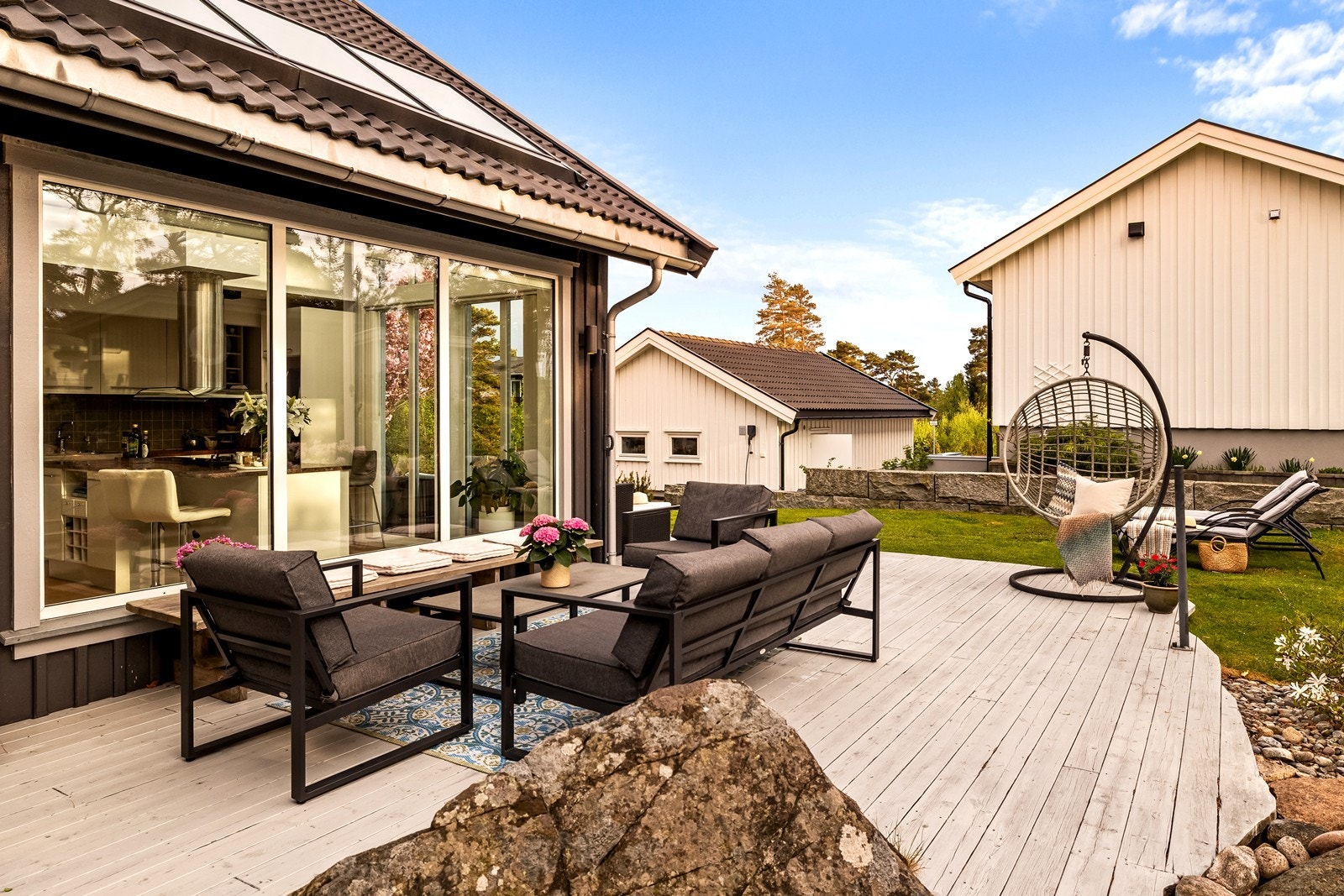 Her er det solrikt og god plass til både spisebord og sofagruppe. Galleribilde