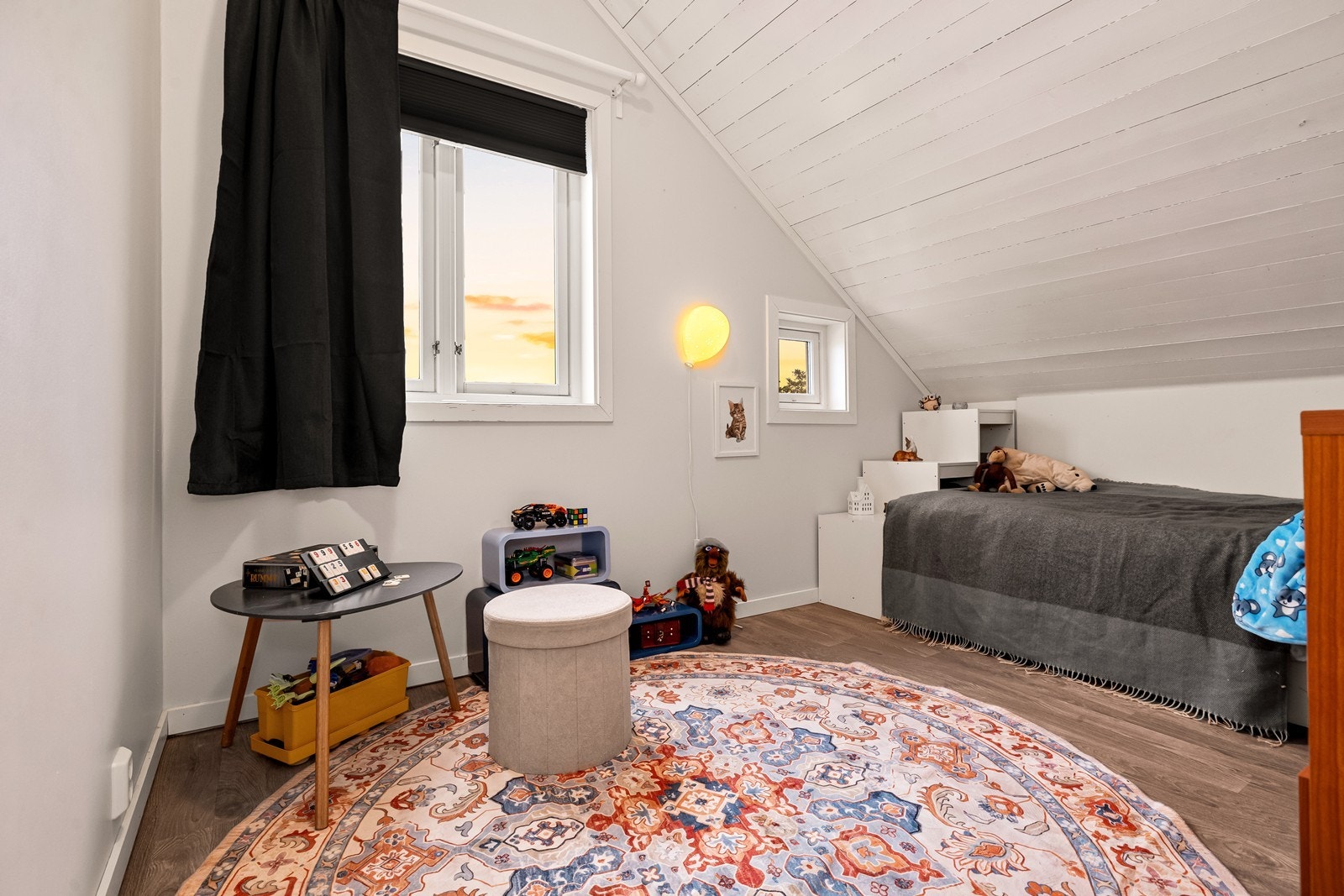 Et av soverommene i andre etasje, med plass til seng og lekeareal. Galleribilde