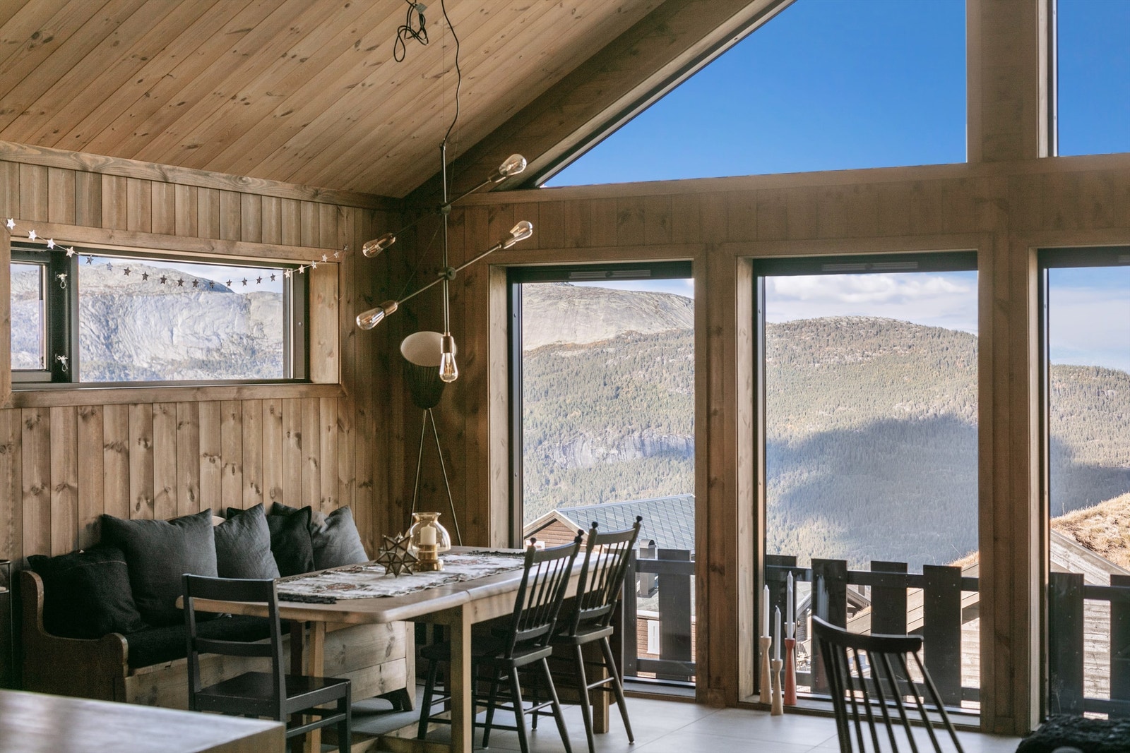 Fra spisebordet kan man nyte måltider med utsikt mot fjellandskapet. Galleribilde