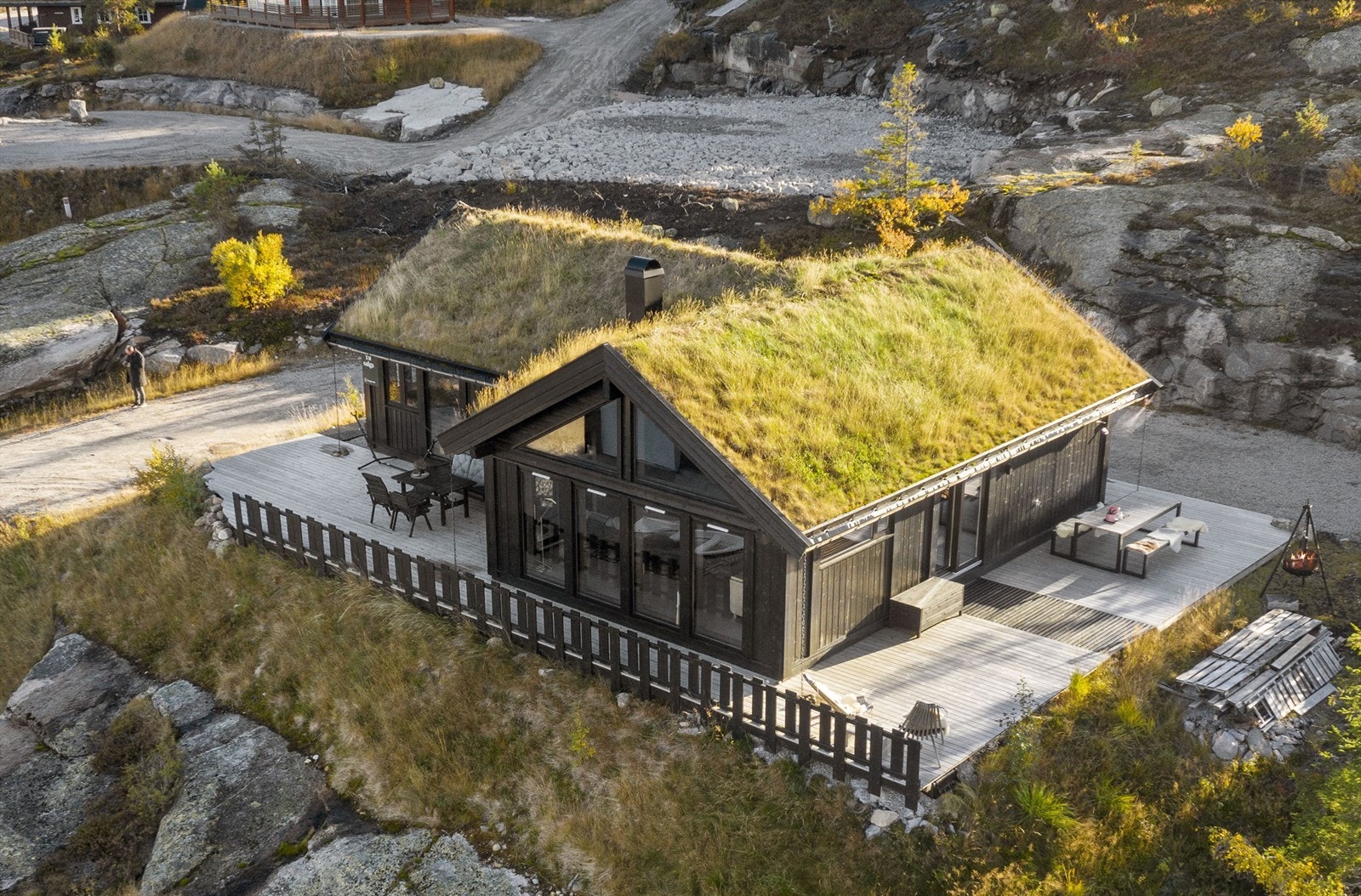 Eiendommen ligger høyt og fritt til, med en tomt på ca. ett mål. Galleribilde