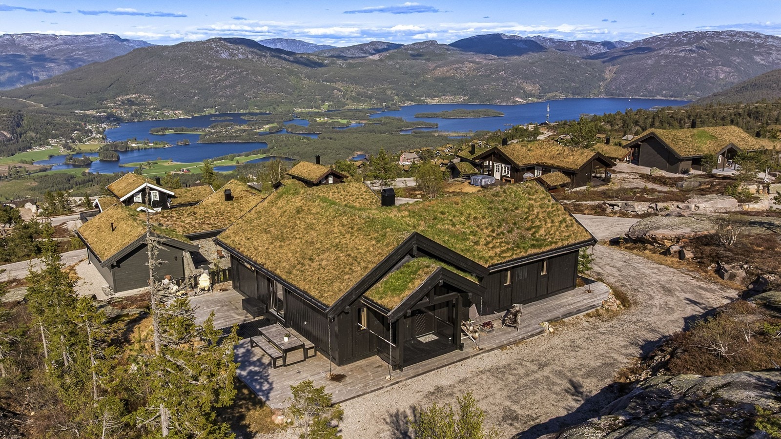 En oversikt som viser hyttas usjenerte beliggenhet i terrenget. Galleribilde