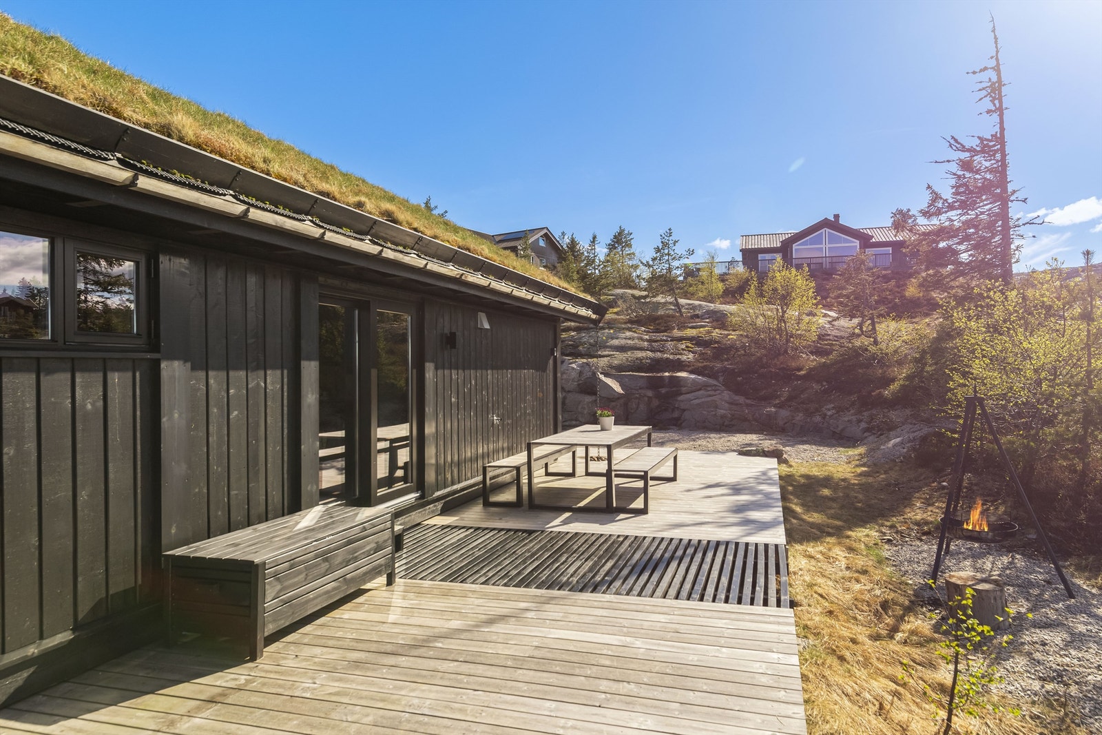 Uteområdet er delvis belagt med terrassebord og delvis med steinpartier, og har utgang fra både stue og et soverom. Galleribilde