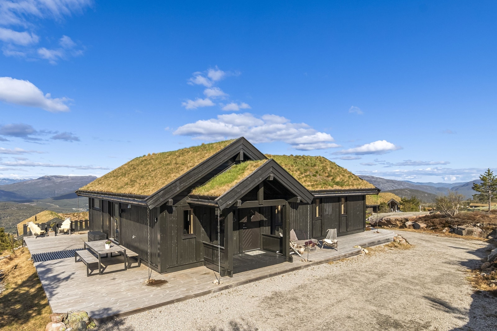 Hytta har stående trekledning og et tradisjonelt saltak tekket med torv. Galleribilde