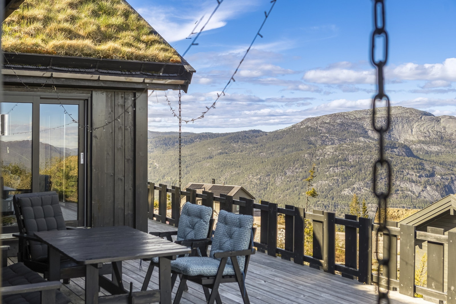 Fra terrassen er det en flott utsikt over fjellene og nærområdet. Galleribilde