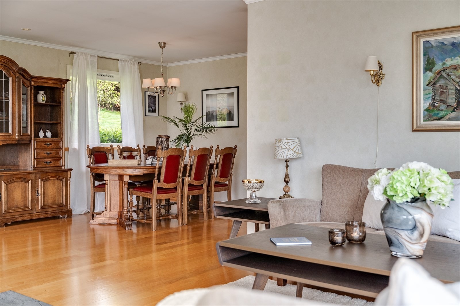 Stuen er romslig og gir god plass til både sofagruppe og en stor spisestue. Galleribilde