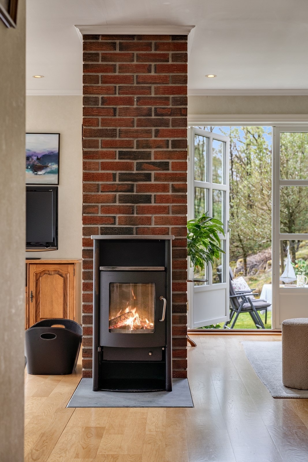 Vedovnen i stuen gir ekstra varme og hygge på kalde dager. Galleribilde