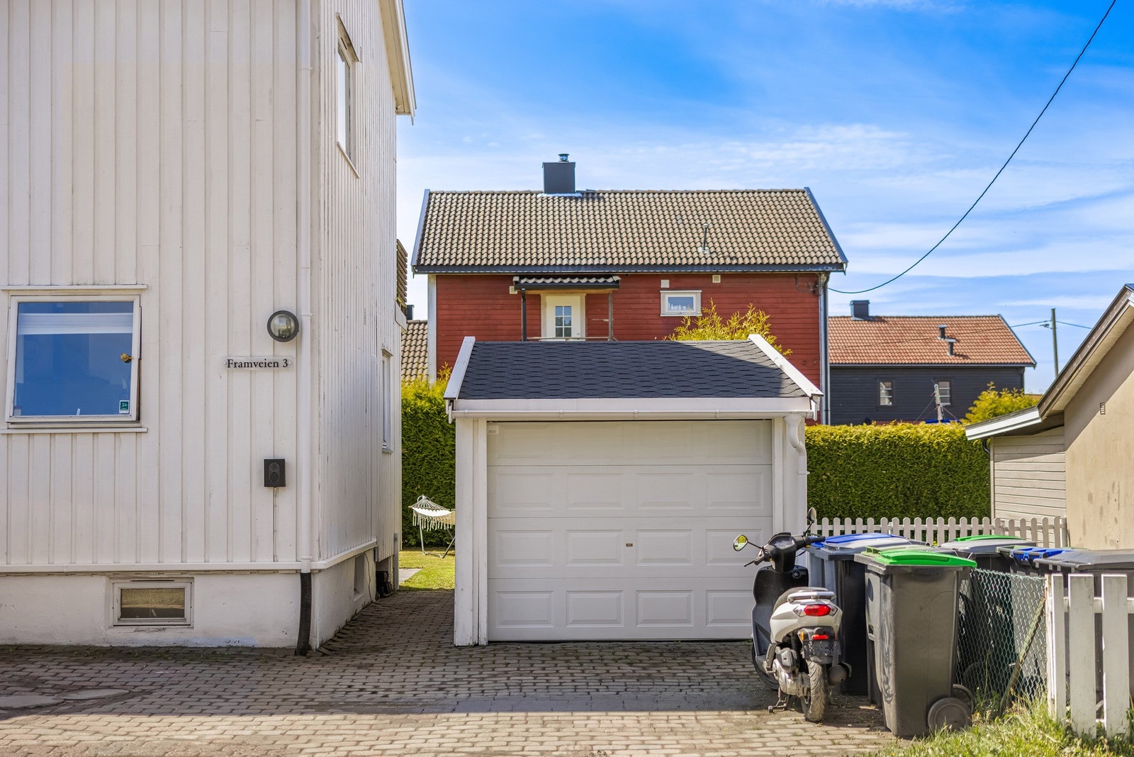 Parkering i garasje med elektrisk port samt biloppstillingsplasser i gårdsplass. Galleribilde