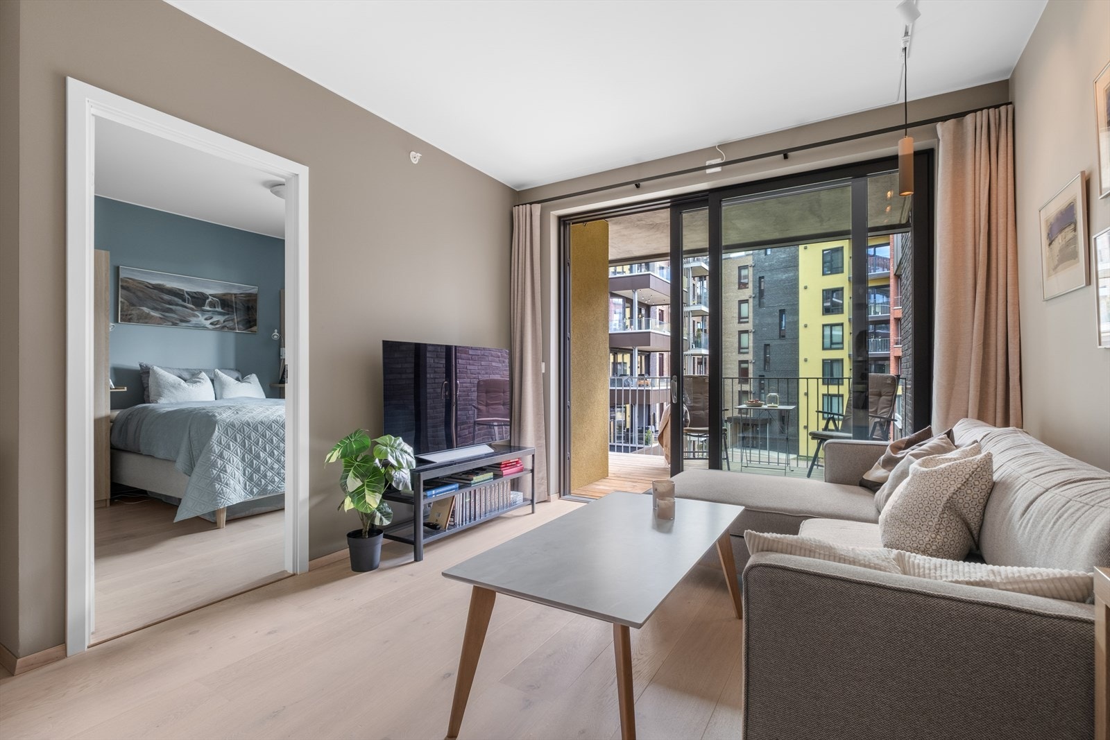 Leiligheten består av åpen stue- og kjøkkenløsning, bad, soverom og entre. Det medfølger også bod i kjeller på 5m² for ekstra med lagringsplass. Galleribilde