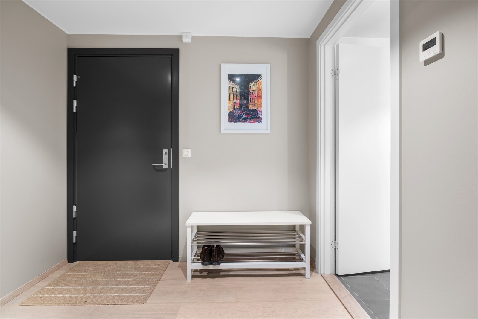 Romslig entré på 6,1 m², praktisk utformet med direkte adkomst til bad Galleribilde