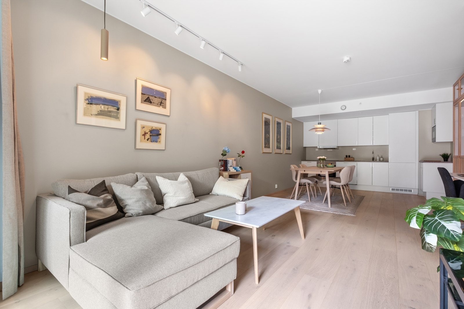 Den åpne løsningen mellom stuen og kjøkkenet er romslig med sine 28m². Godt med plass til ønsket møblering Galleribilde