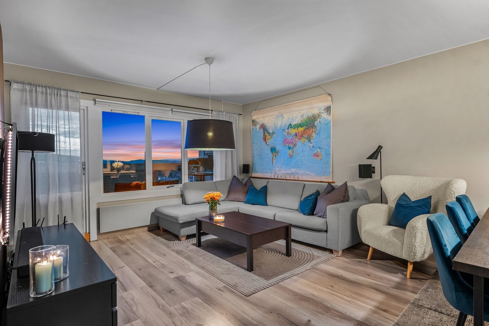 I stuen er det god plass til sofa, tv-møbel og spisegruppe. Galleribilde