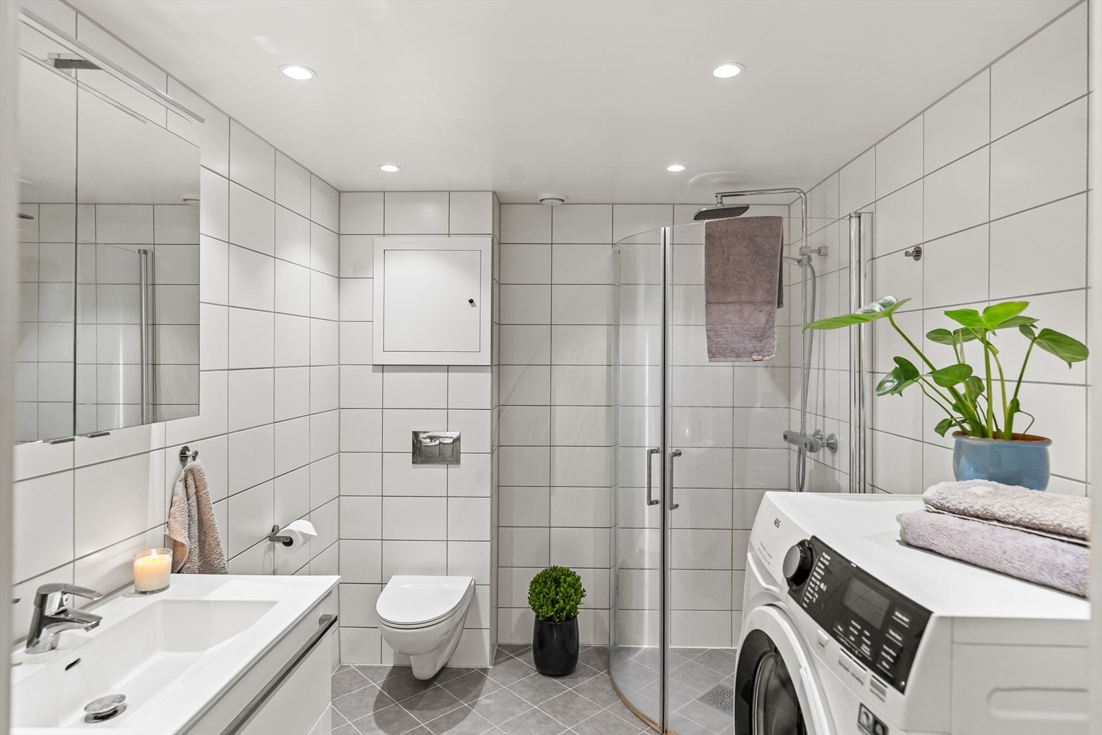 Badet er pusset opp i 2019, gjort i regi av borettslaget. Rommet har fliser på gulv og vegger, samt slette overflater i himlingen. Galleribilde