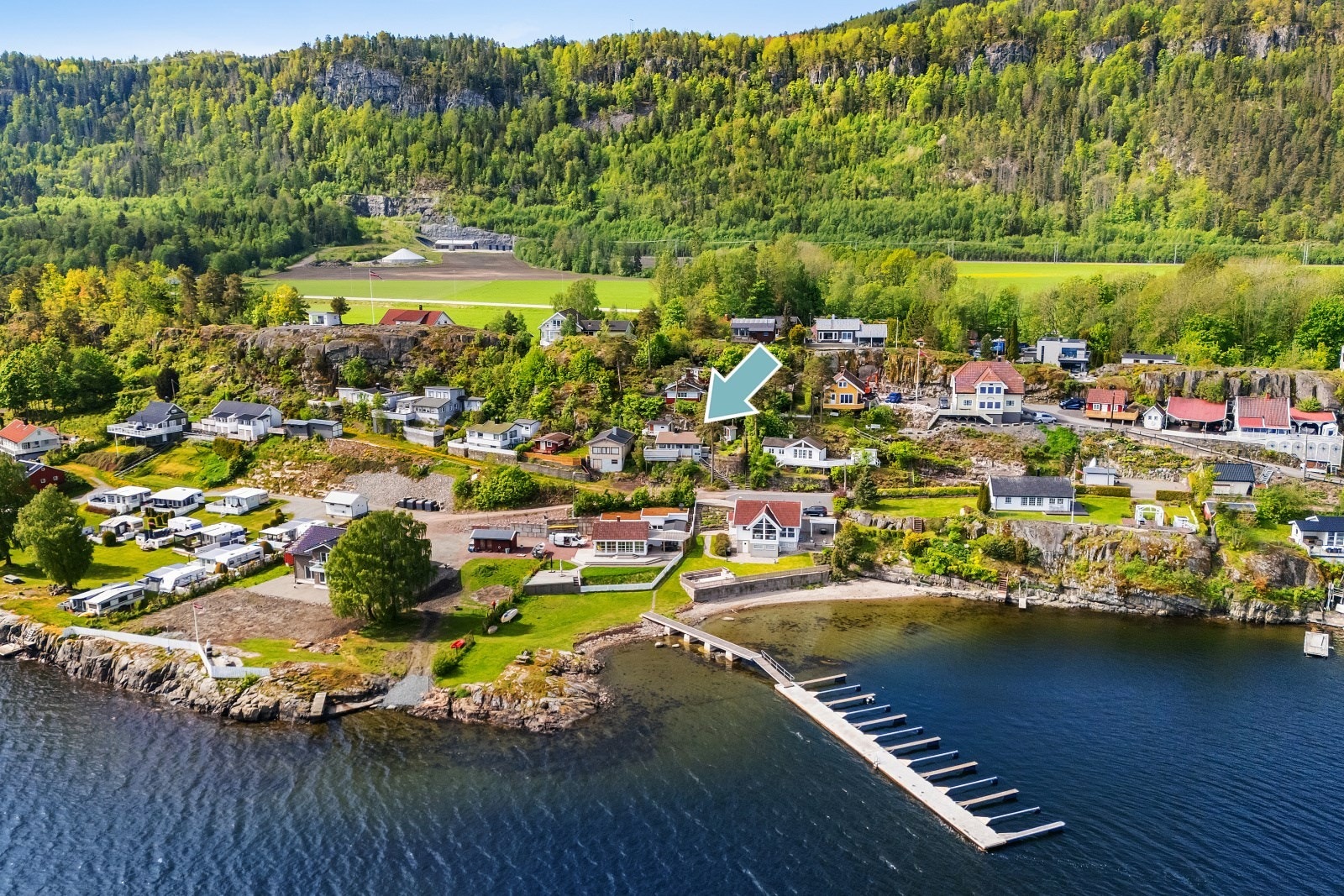 Eiendommen ligger i Holmestrand kommune, med under en times kjøring til Oslo. Galleribilde