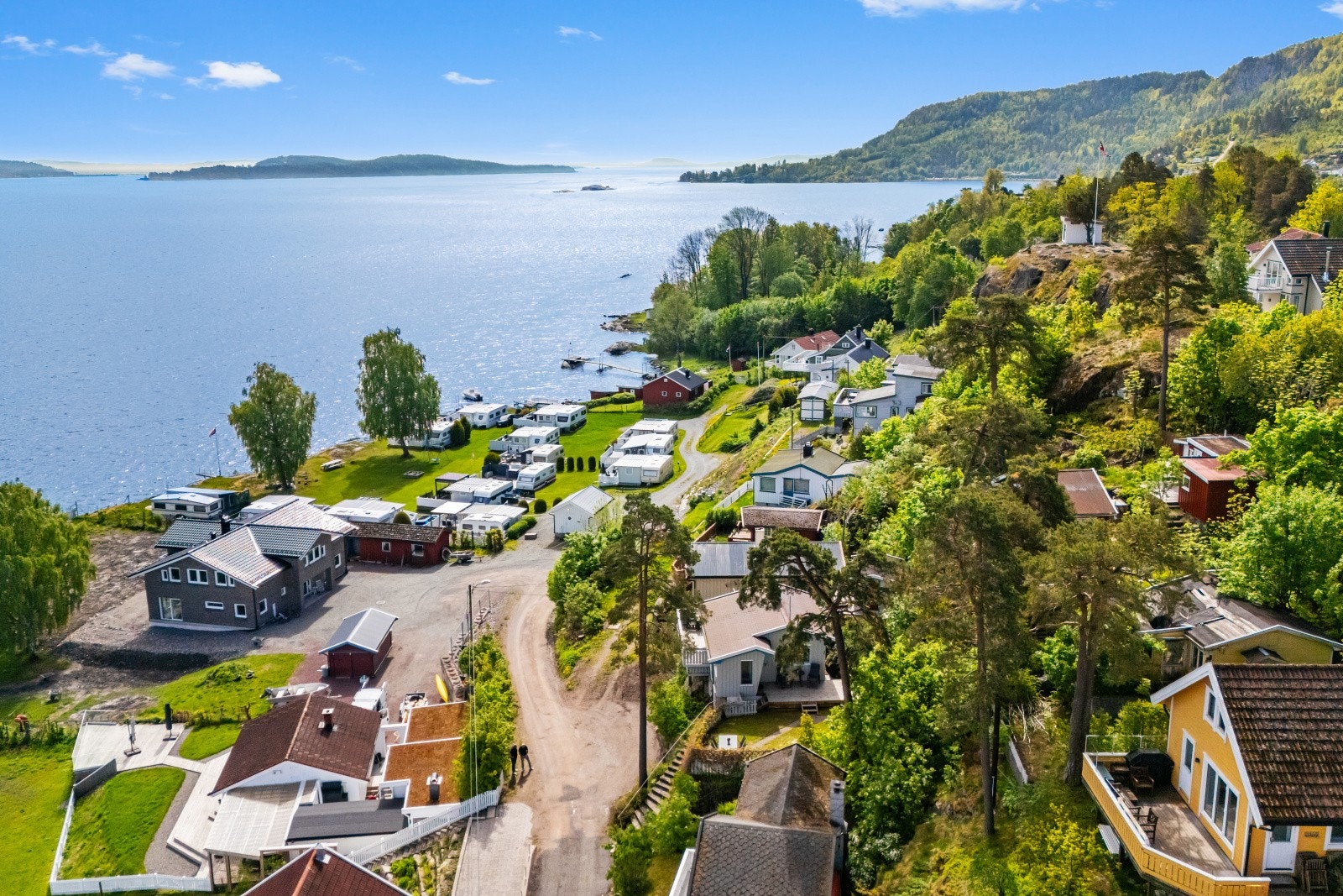 Området byr på en blanding av fritidsboliger og camping, med nærhet til sjø og natur. Galleribilde