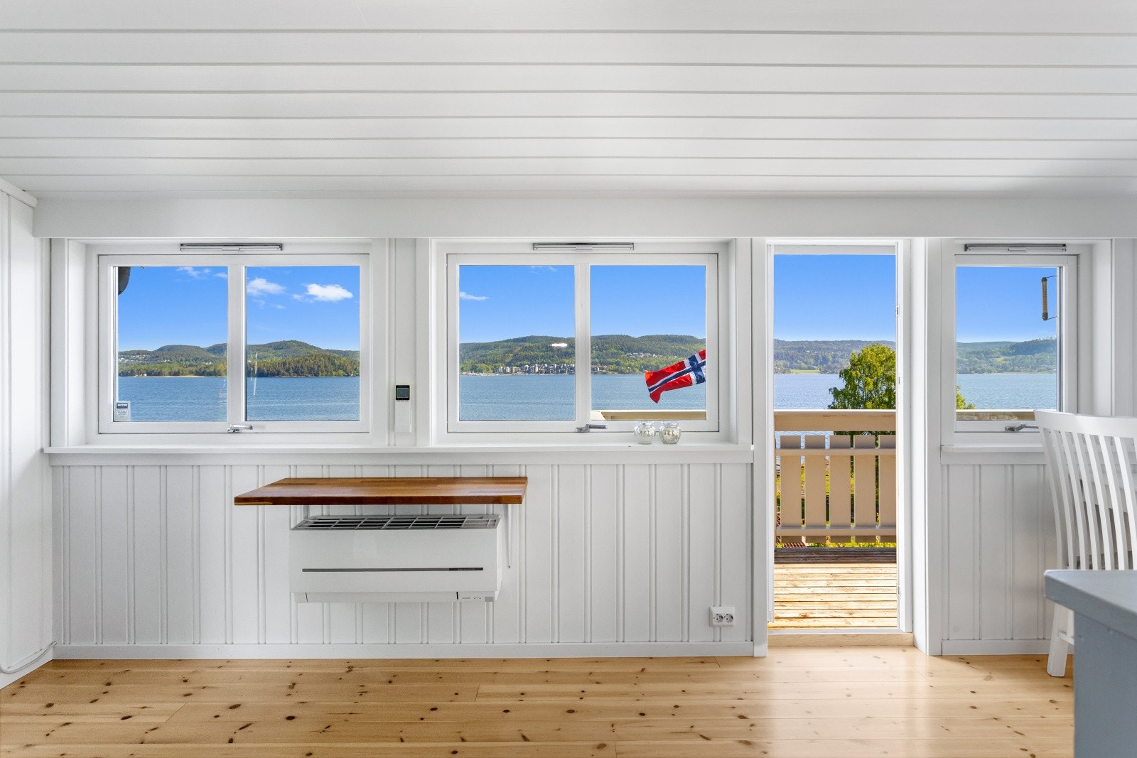 Store vindusflater slipper inn rikelig med dagslys og rammer inn utsikten. Galleribilde