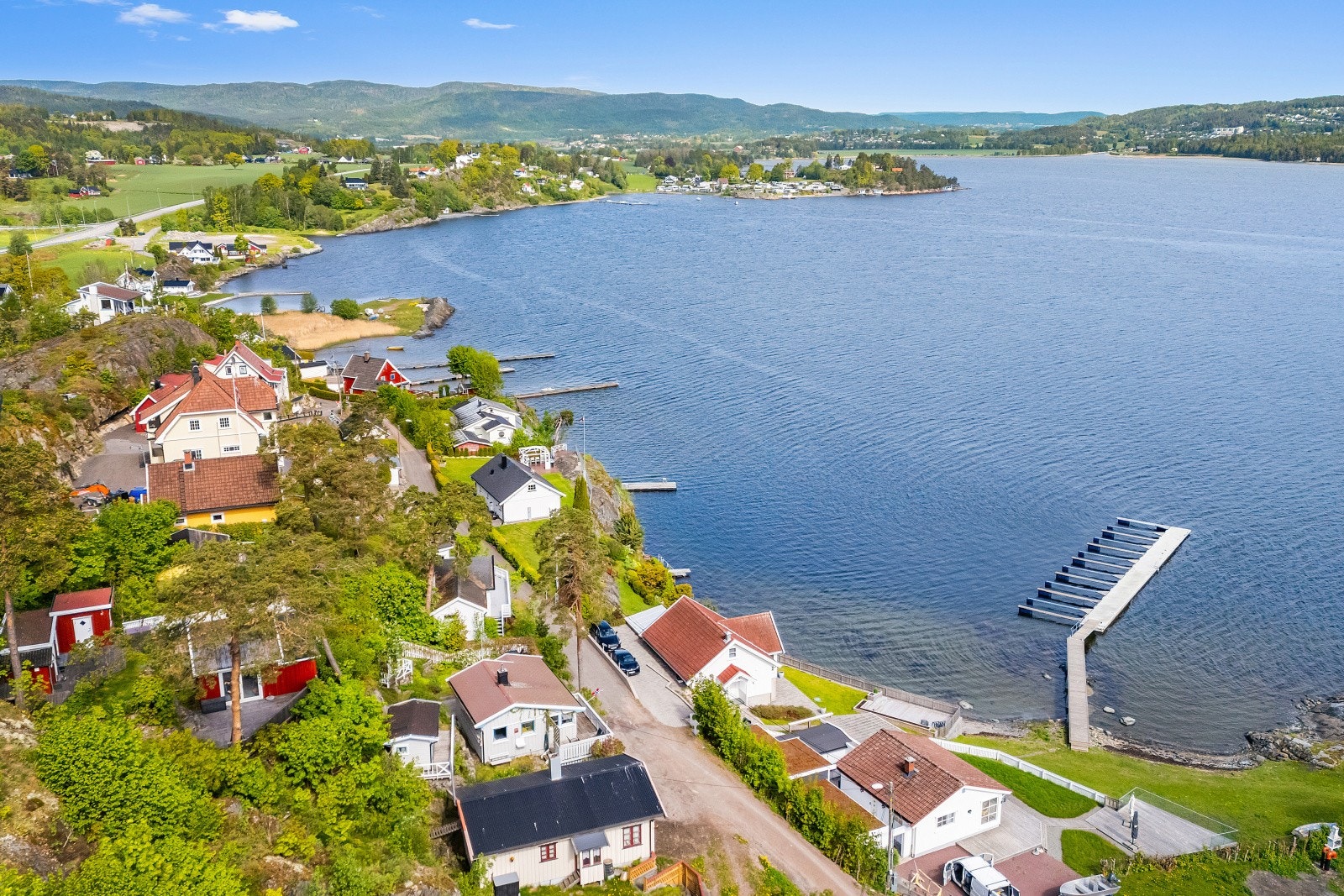 Flere marinaer i nærheten, inkludert Nordre Jarlsberg Brygge og Sande Båtforenings Småbåthavn. Galleribilde