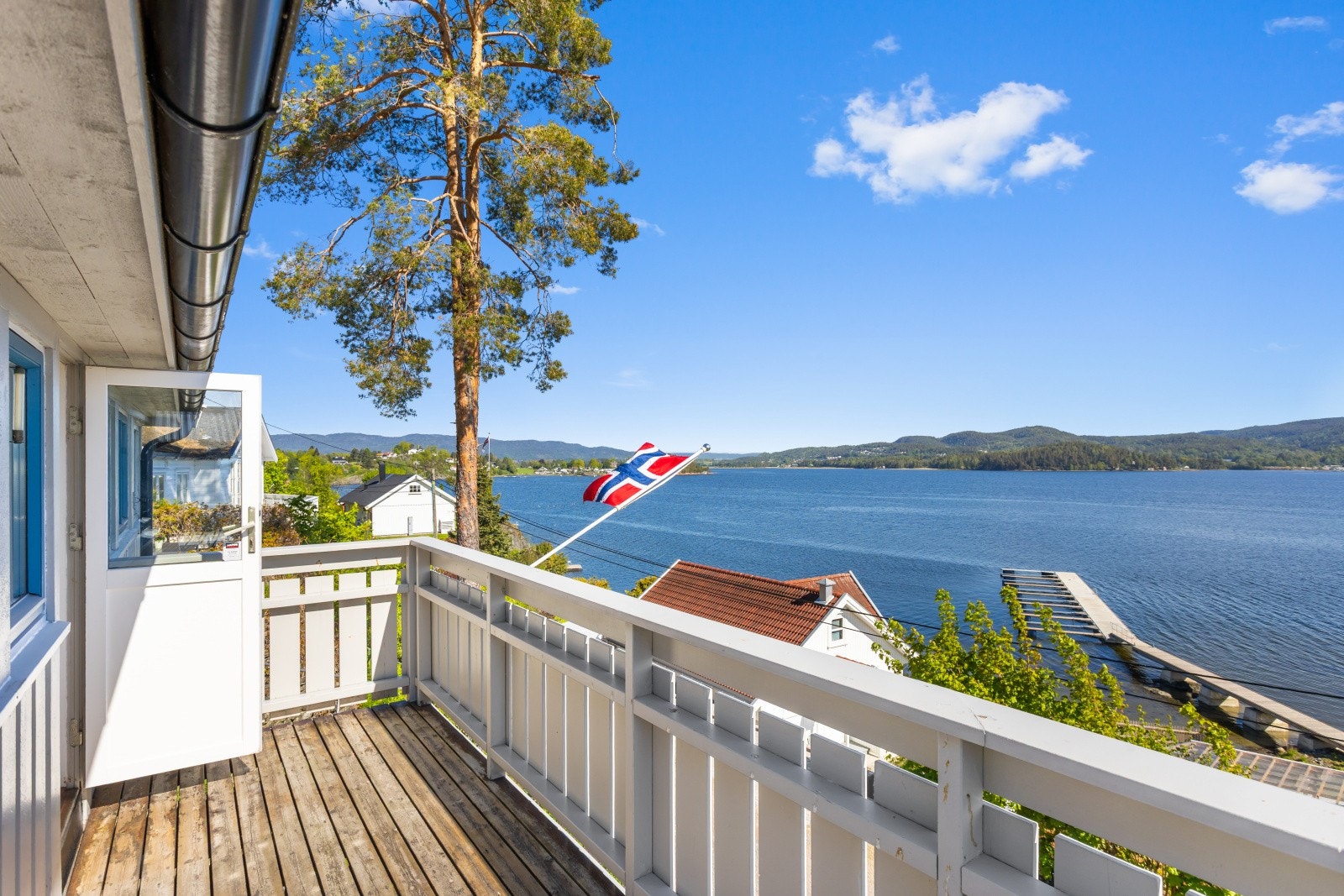 Fra terrassen er det flott utsikt over fjorden. Galleribilde