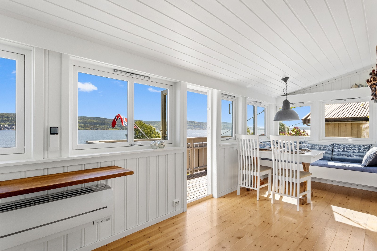 Fra spisestuen er det direkte utgang til terrassen. Galleribilde