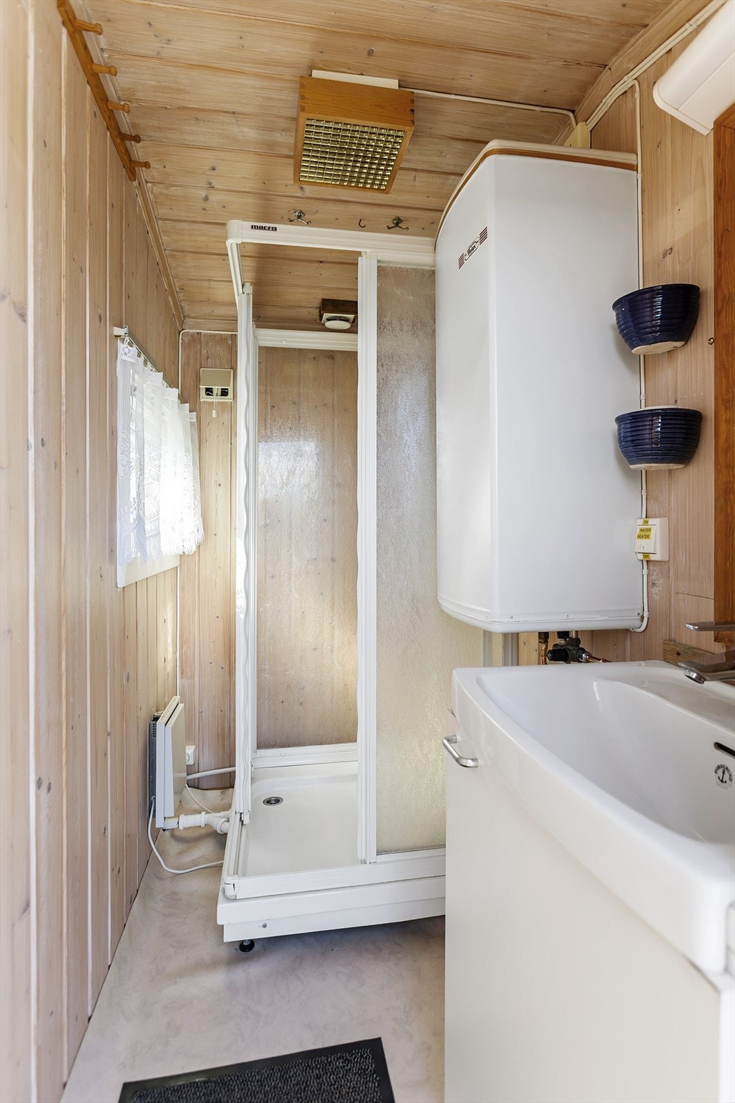 Hygienerom i annekset med servant, dusjkabinett og en 60-liters varmtvannsbereder. Galleribilde