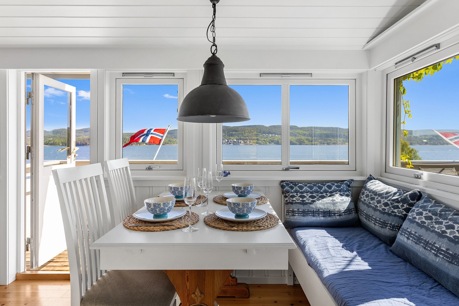 Spiseplassen er praktisk plassert mellom stue og kjøkken, med utsikt mot fjorden. Galleribilde