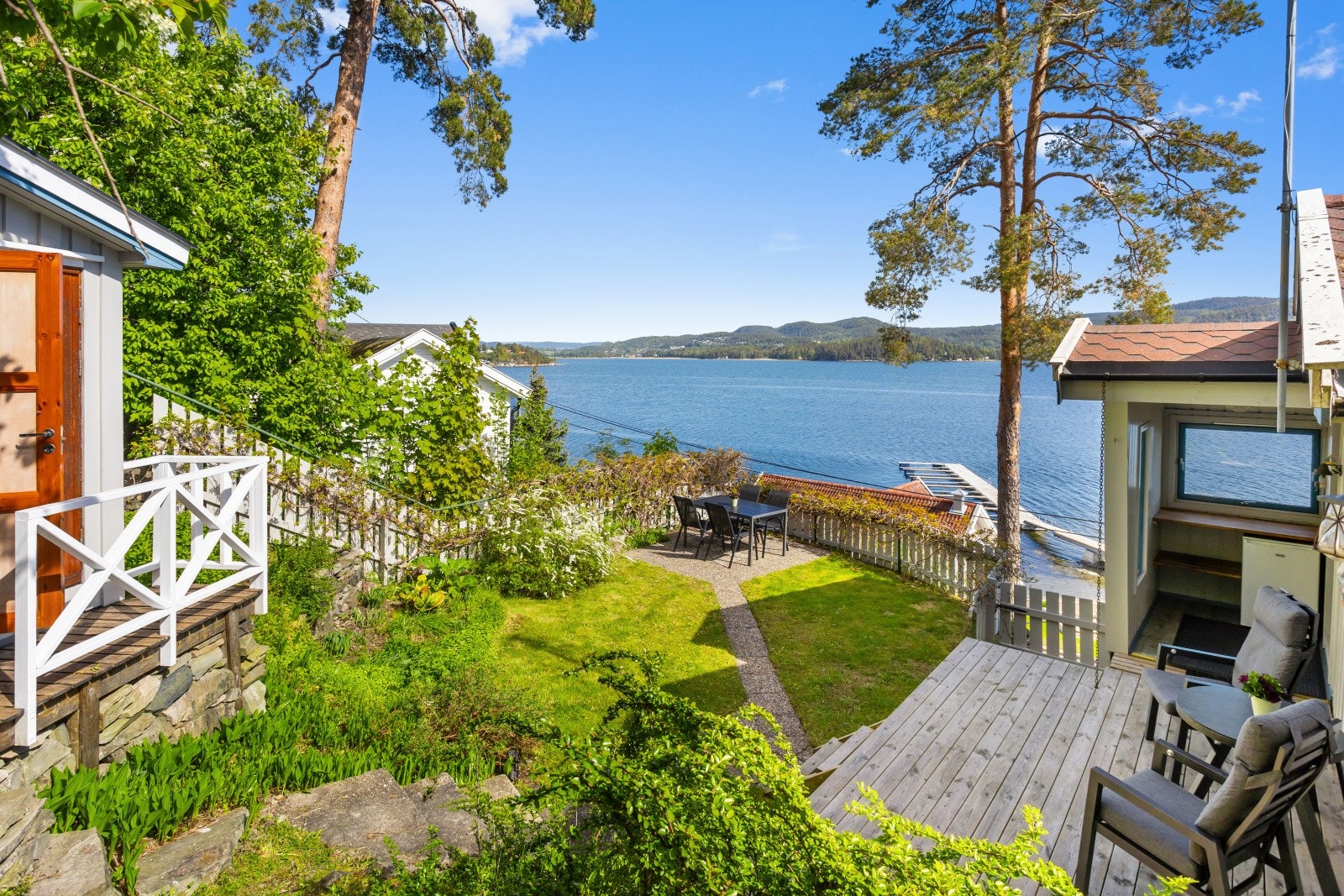 Eiendommen har flere uteplasser hvor du kan nyte varme sommerdager. Galleribilde