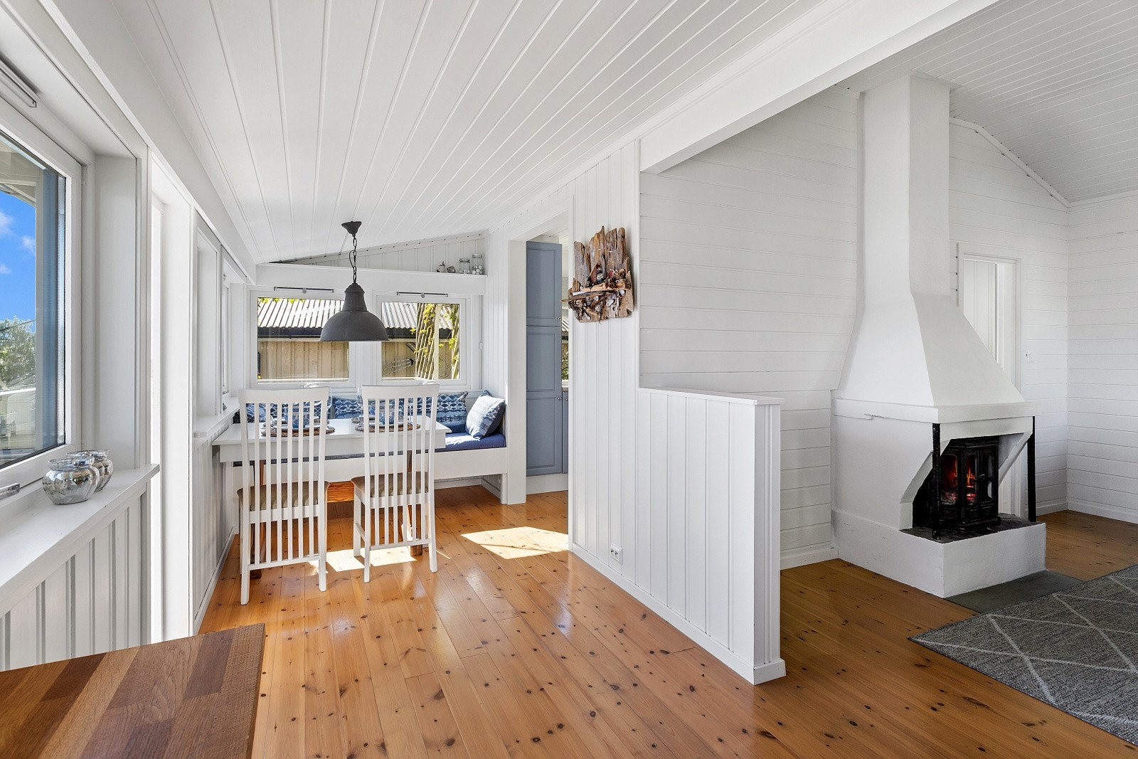 Gjennomgående heltregulv og malt panel på vegger og i tak. Overflatene ble oppgradert på 2000-tallet. Galleribilde