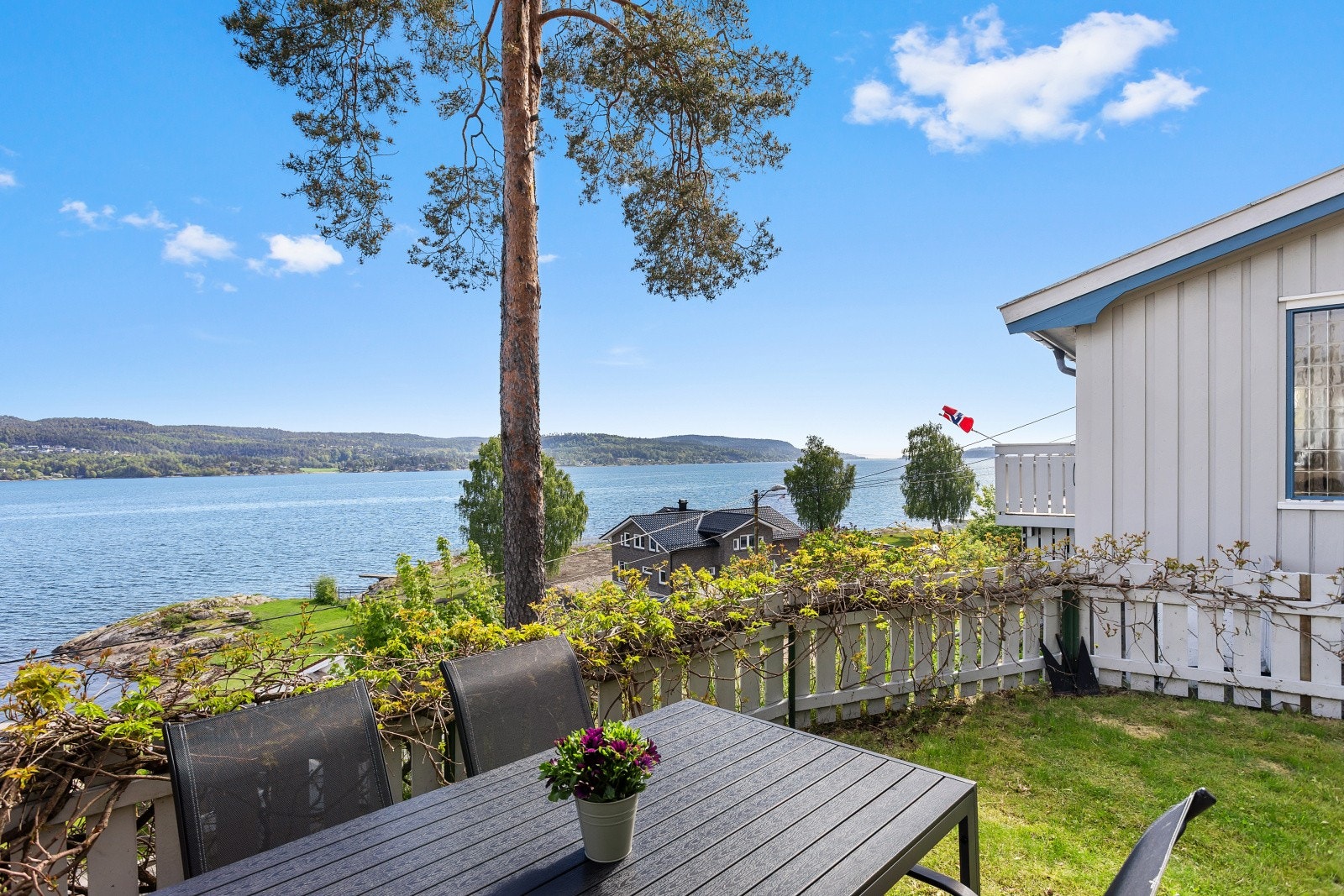 Fra hagen er det fin utsikt over nærområdet og fjorden. Galleribilde