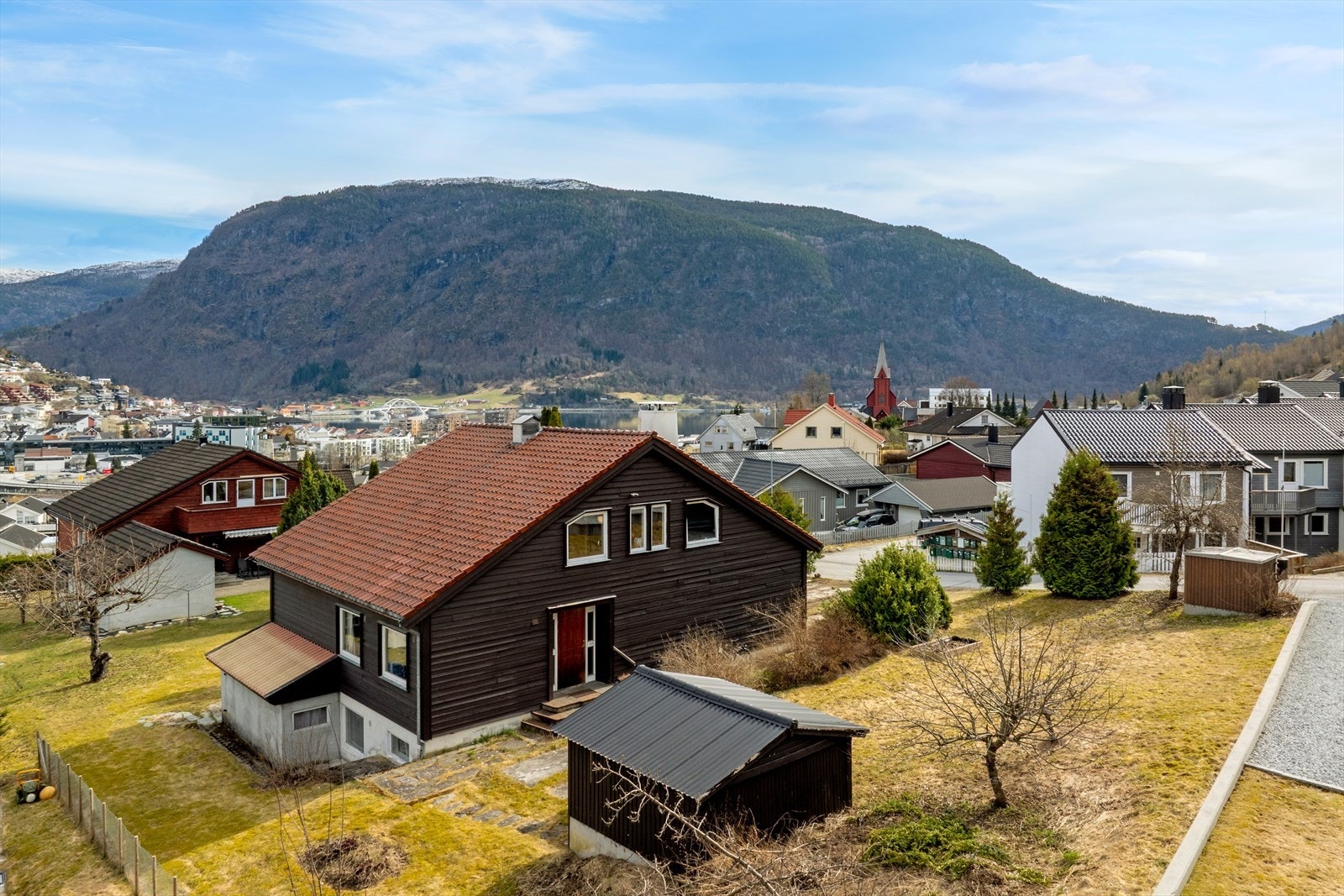 Eigedomen har fin plassering med flott utsikt over Sogndal sentrum og fjorden. Galleribilde