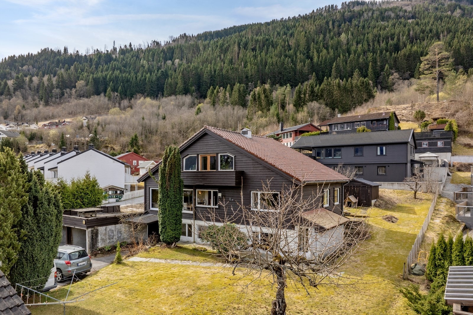 Stor, opparbeida tomt med hage og gode solforhold sommarstid. Her er det kort veg til både sentrum, skular og turområder som Stedjeåsen. Galleribilde