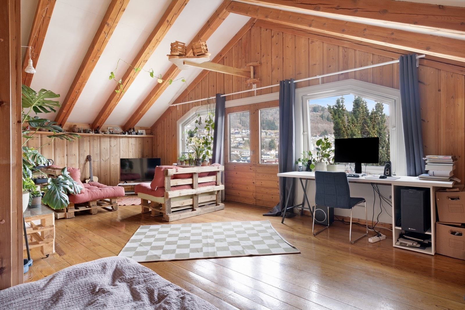 Frå rommet er det tilkomst ut til veranda. Galleribilde