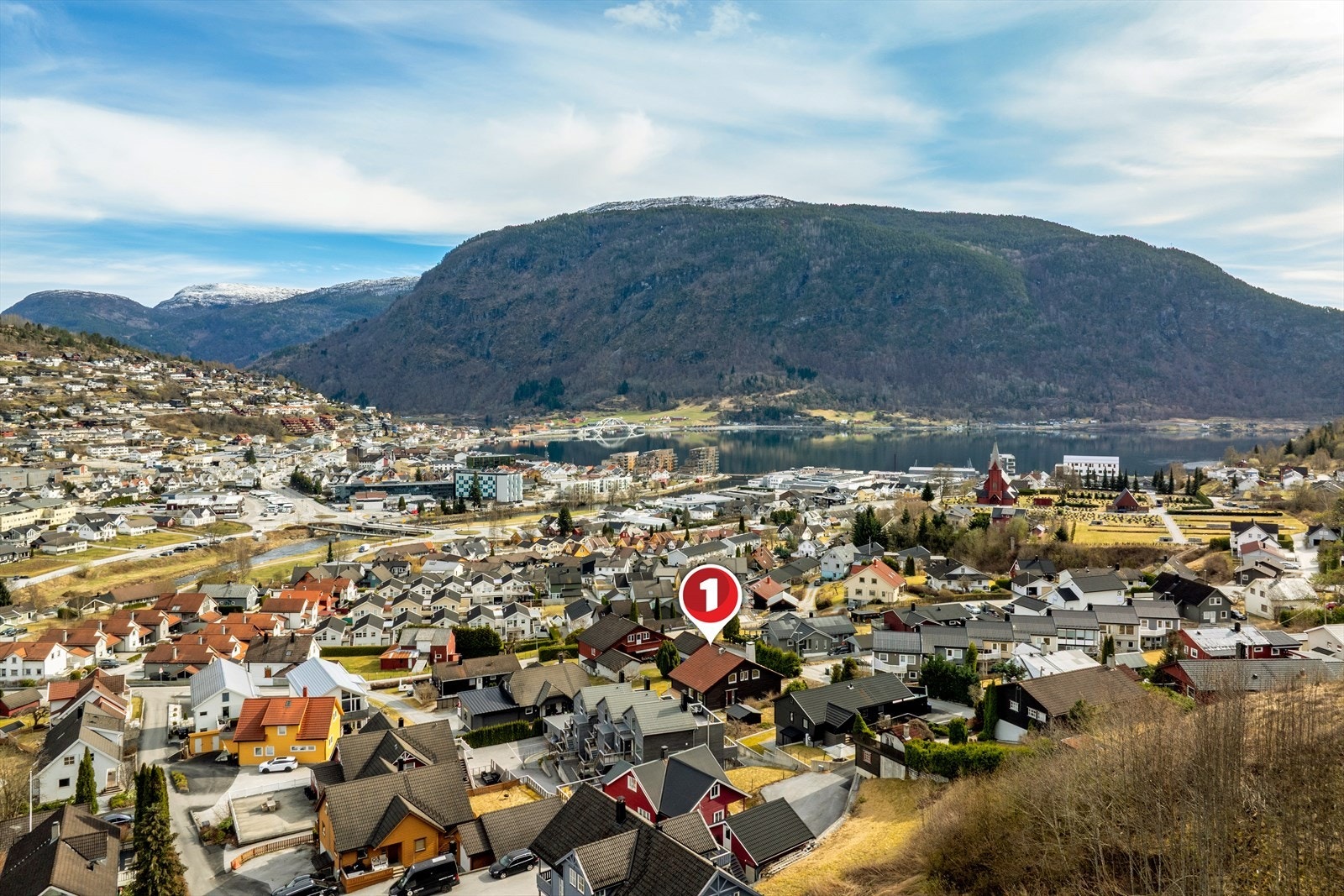 Frå eigedomen er det gangavstand til sentrum med butikkar, kafear og andre servicetilbod. Galleribilde