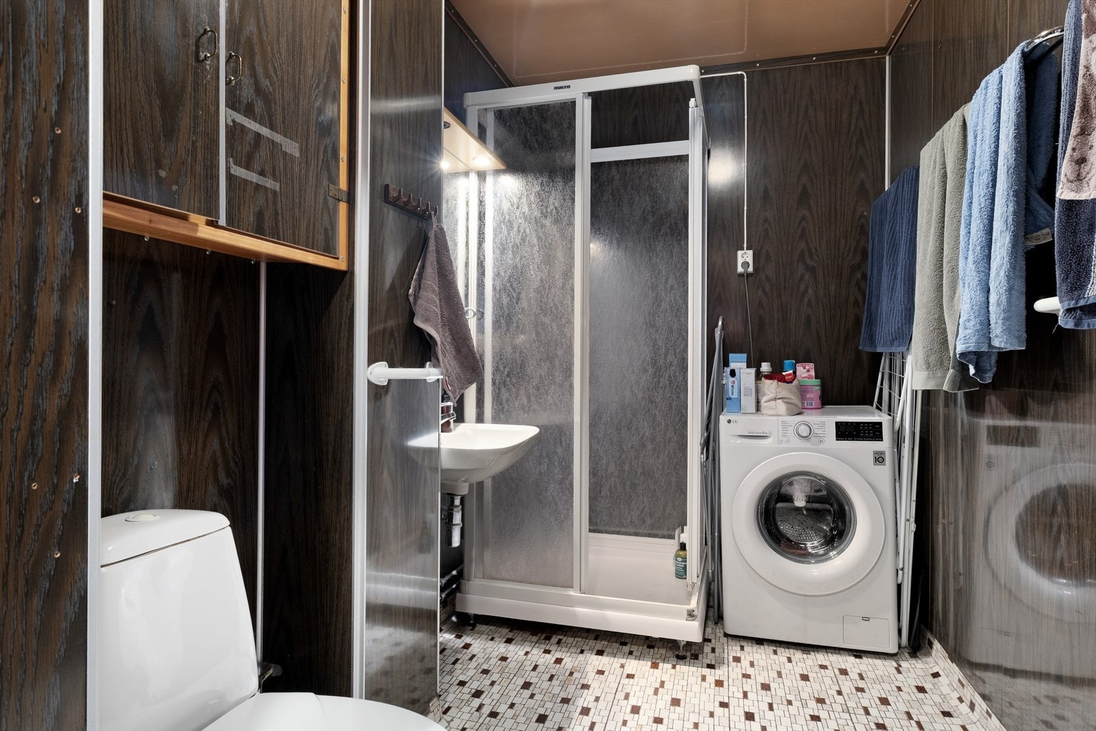 Badet i underetasjen har og opplegg for vaskemaskin. Galleribilde