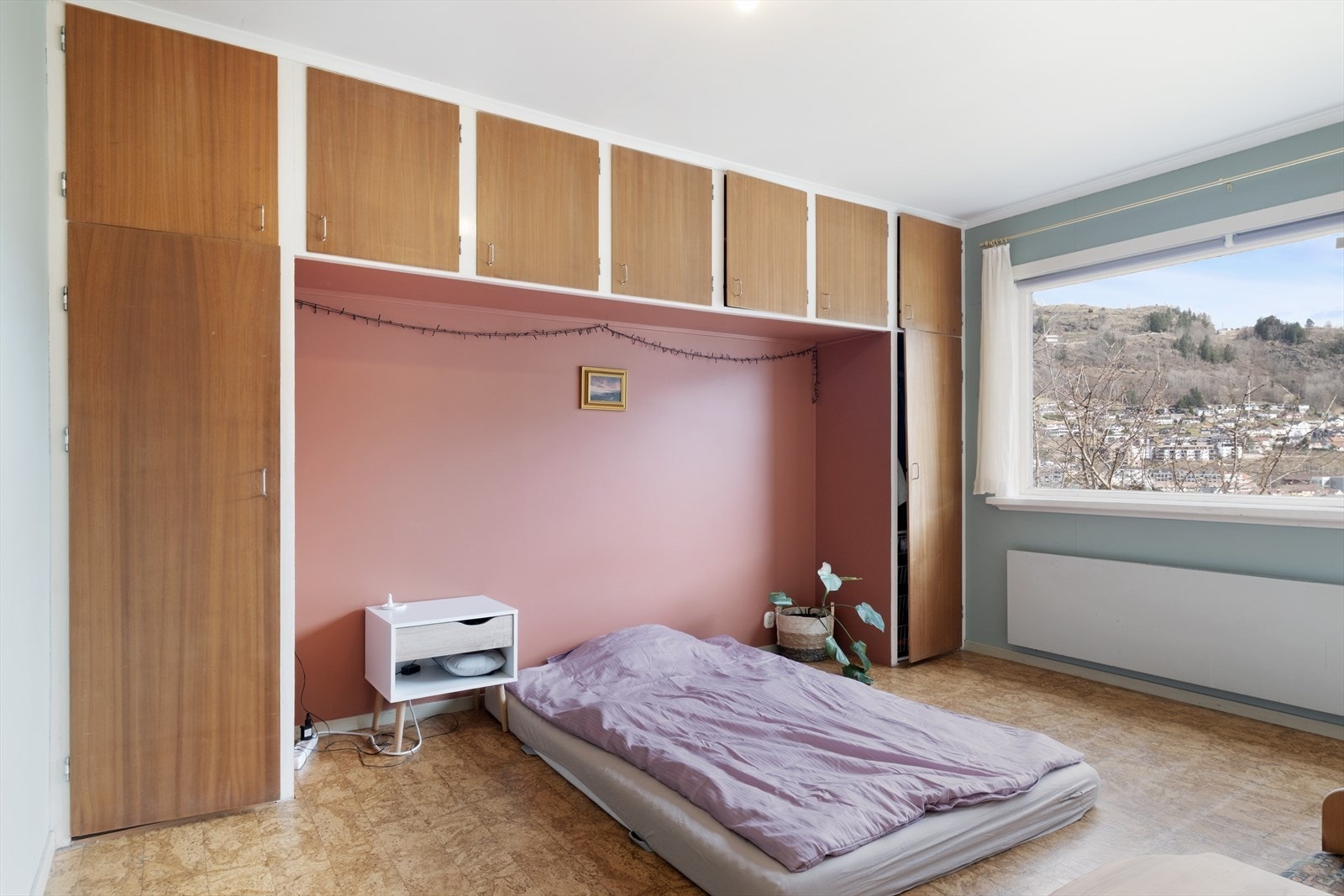 Det er i alt 8 soverom i bustaden. Tre av soveromma ligg i underetasjen, tre i 1. etasje og to i 2.etasje. Galleribilde
