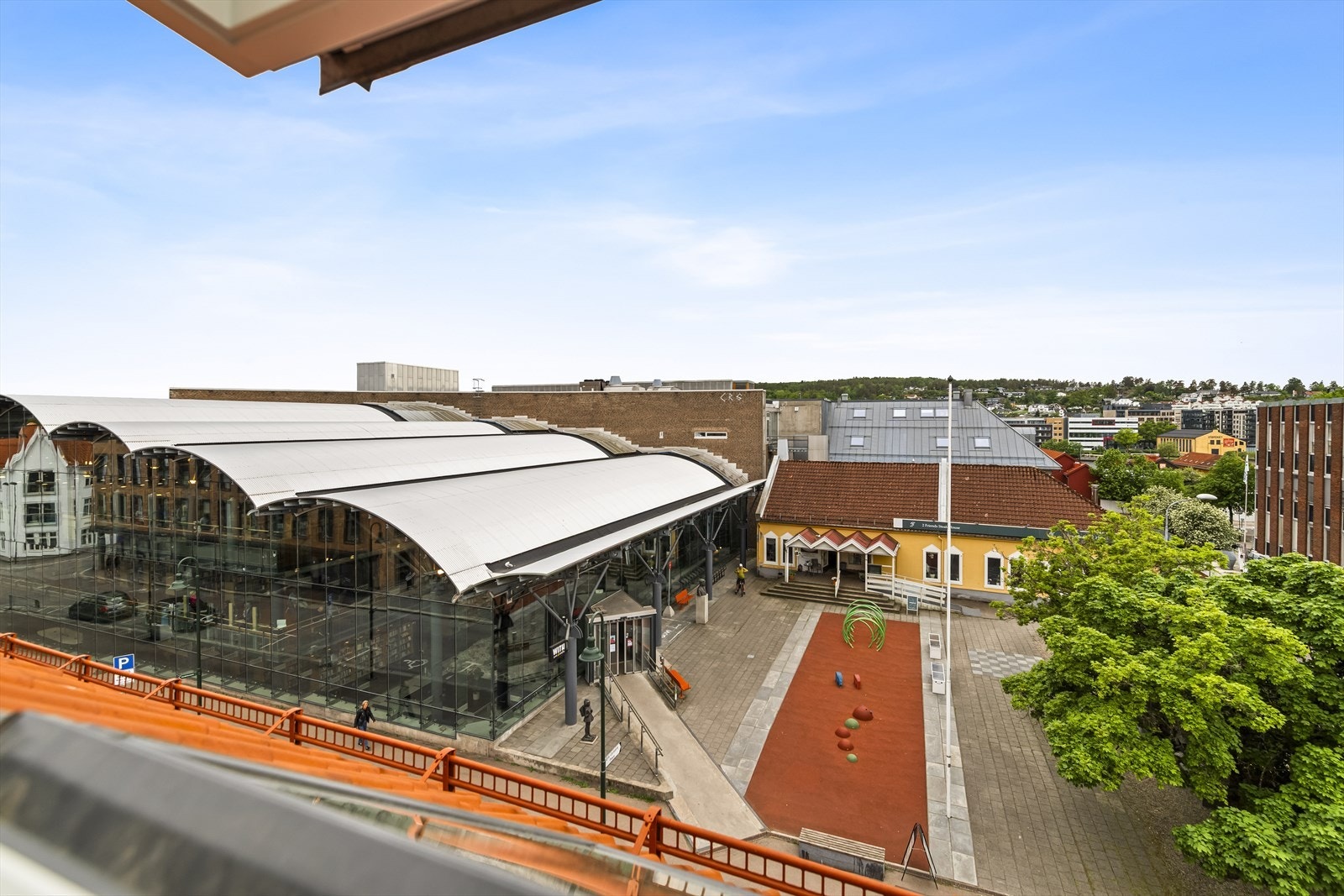 Utsikt fra stuen mot biblioteket og kanalen. Galleribilde