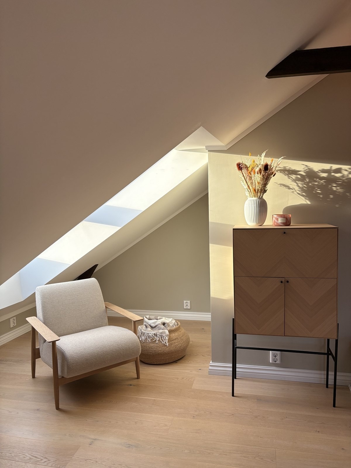 Stuen har et kult lofts-preg med store takvinduer. Galleribilde