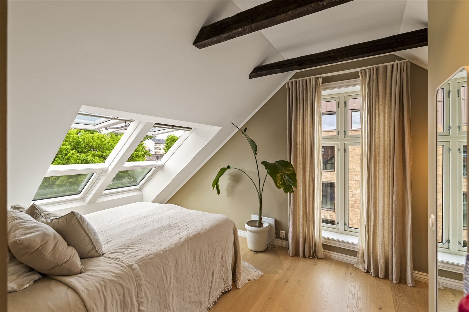 Hovedsoverommet byr på flott utsikt over byen og walk-in garderobe. Galleribilde