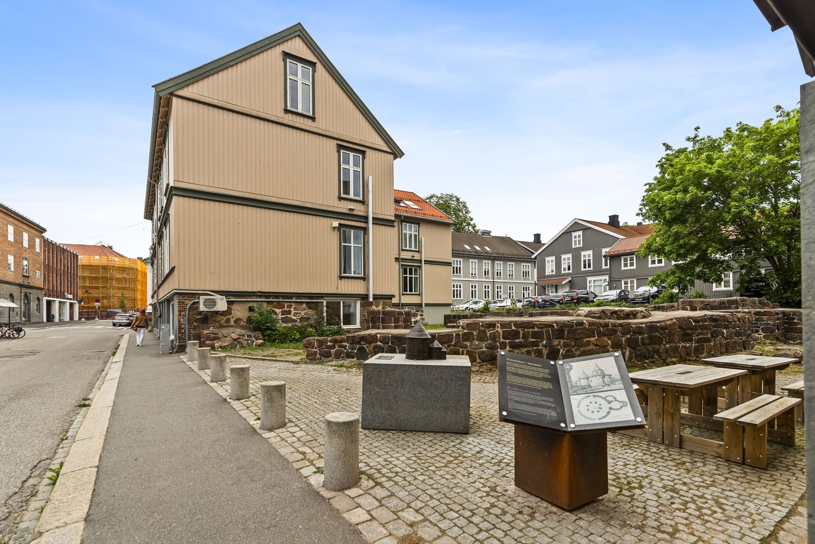 St.Olavskirkens ruiner ligger som nærmeste nabo. Galleribilde