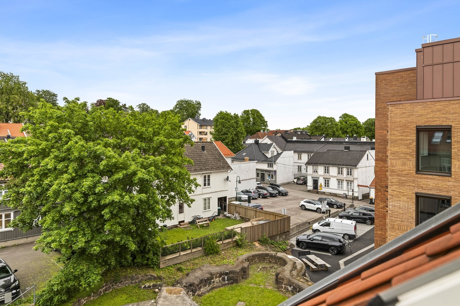 Utsikt fra hovedsoverommet mot Haugar og St.Olavskirkens ruiner. Galleribilde