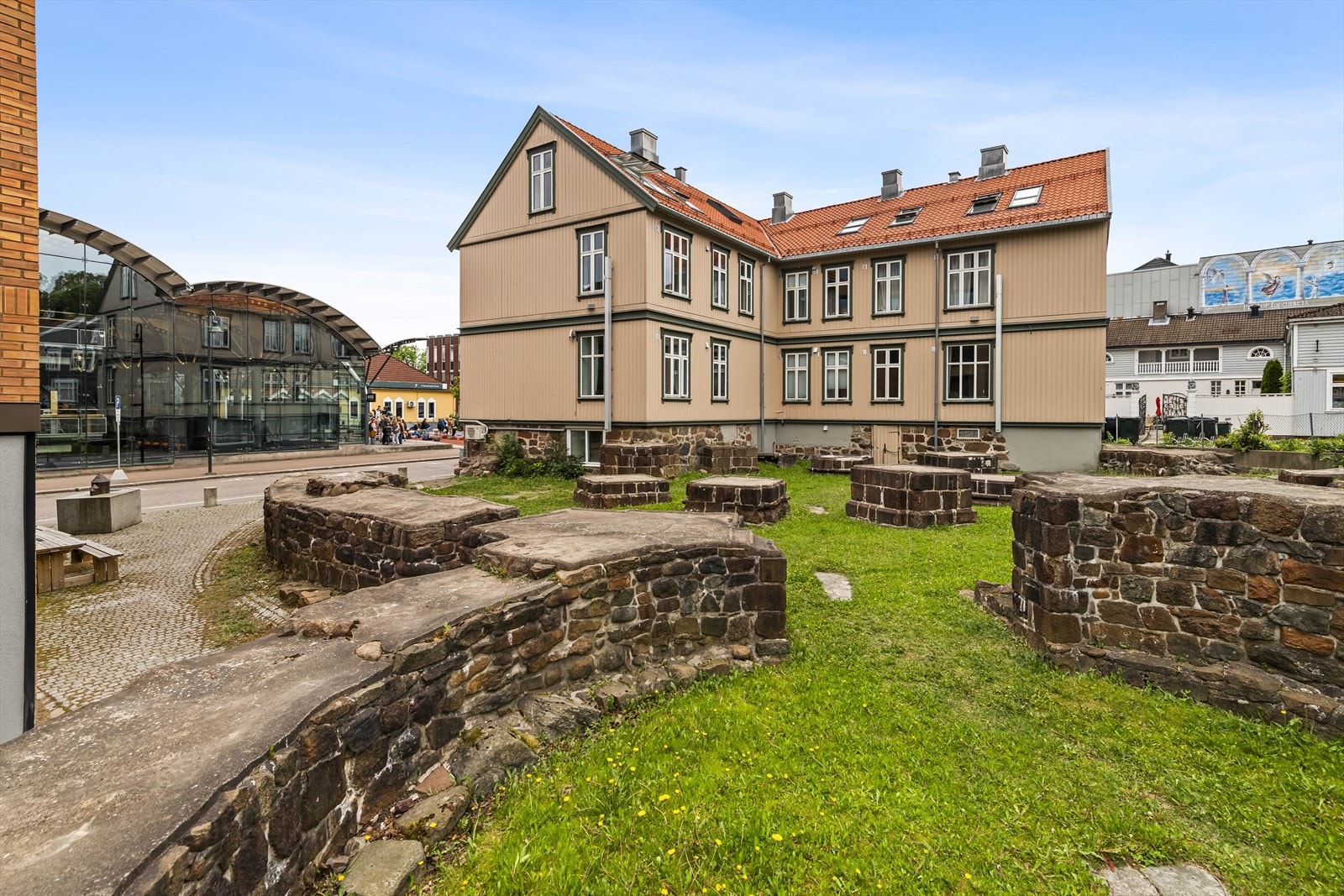 St.Olavskirkens ruiner ligger som nærmeste nabo. Galleribilde