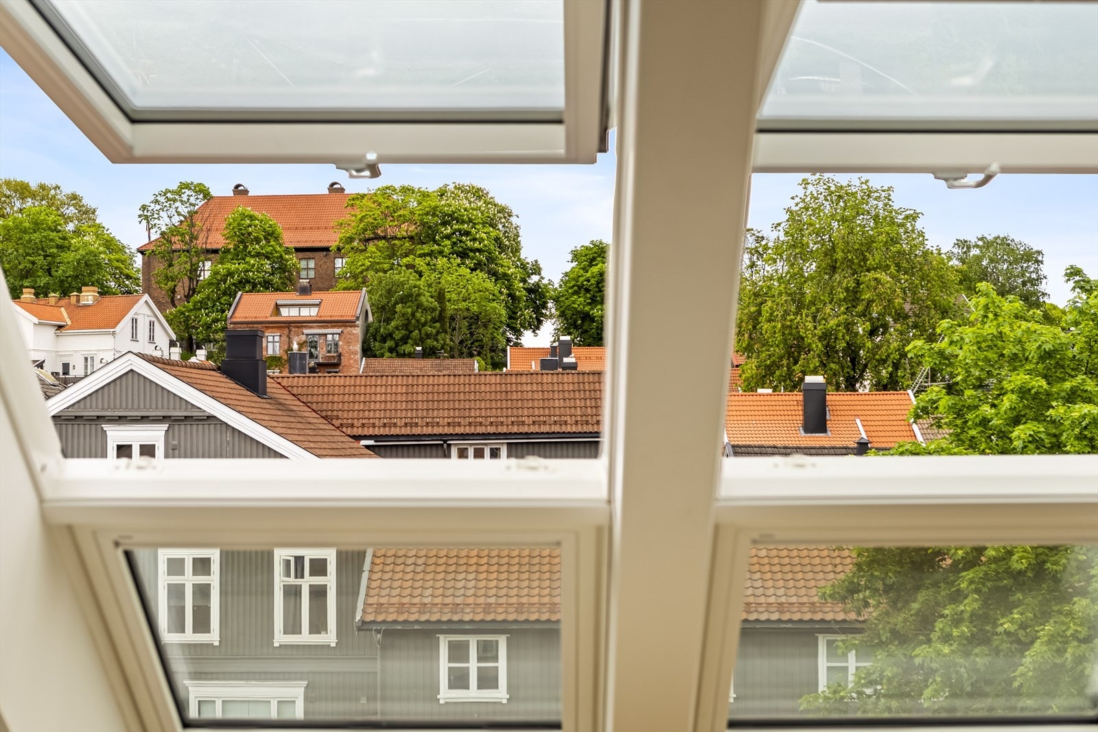 Utsikt fra hovedsoverommet mot Haugar og St.Olavskirkens ruiner. Galleribilde
