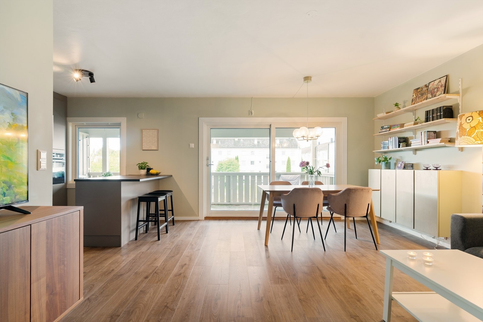 Velkommen til Nordre Hallsetveg 82B og denne flotte 3-romsen på Hallset! Galleribilde