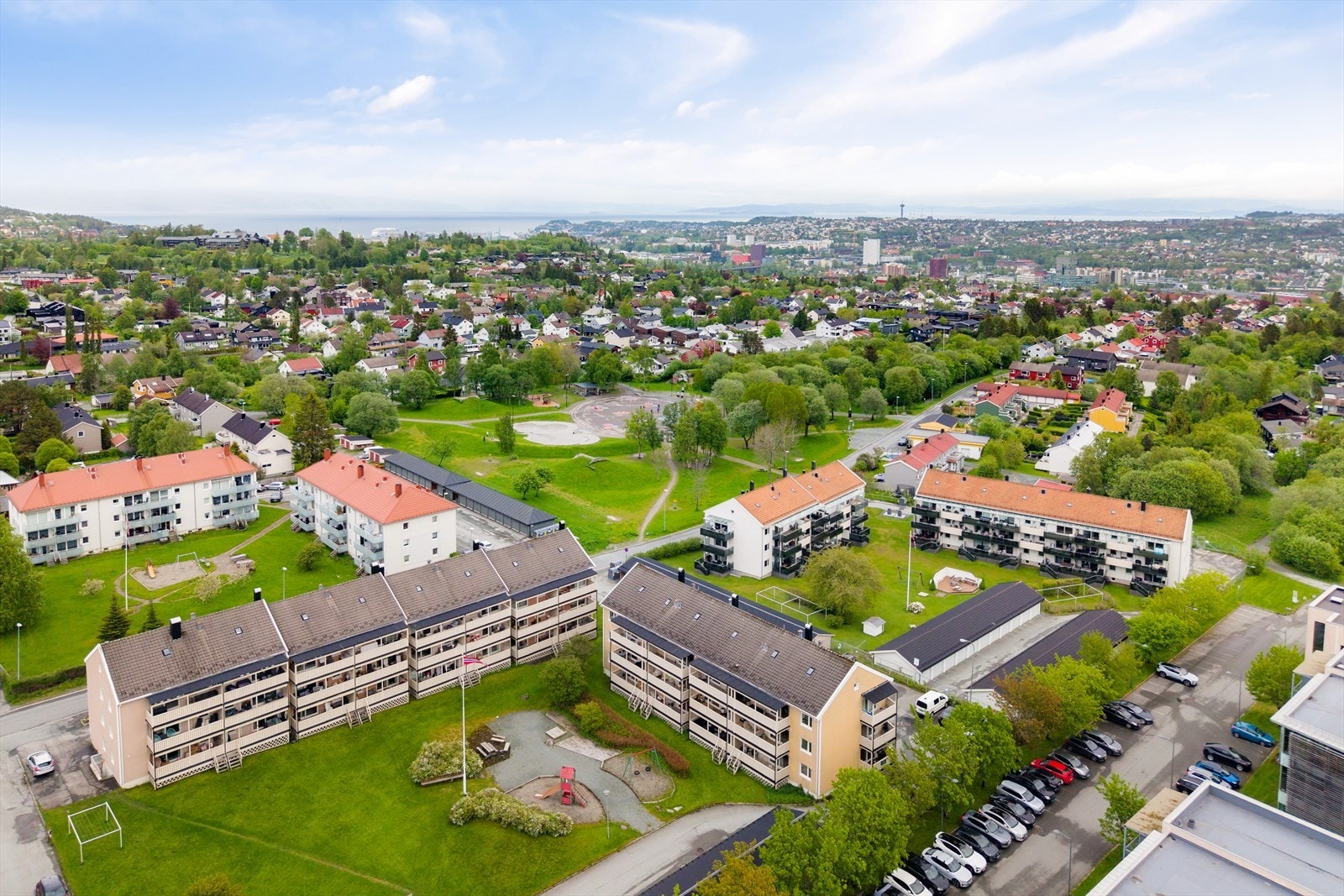 Fra her er det gangavstand til fler dagligvarebutikker, skole, barnehage, kollektiv transport og Bymarka. Galleribilde