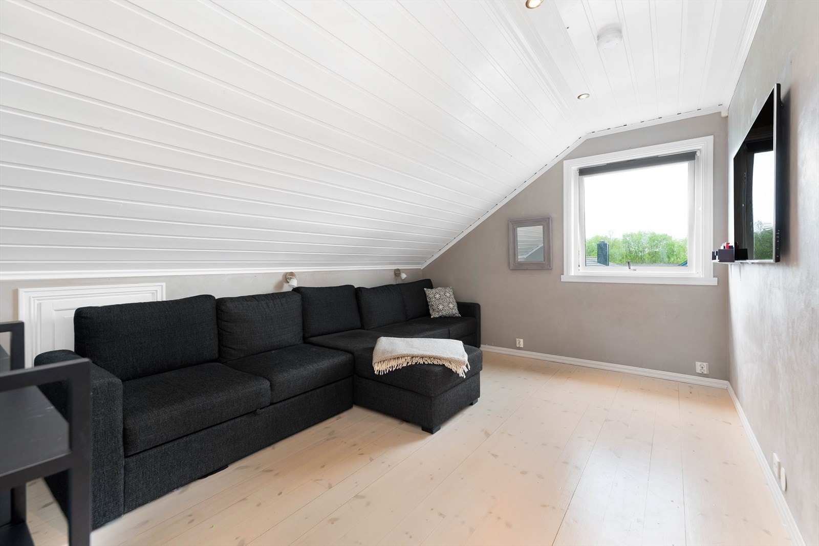2.etasje ble oppført i ca 2010, og har 2 inntegnede soverom, loftstue, bad og et stort disponielt rom. I dag er det etablert 3 ekstra soverom i 2.etasje. Galleribilde