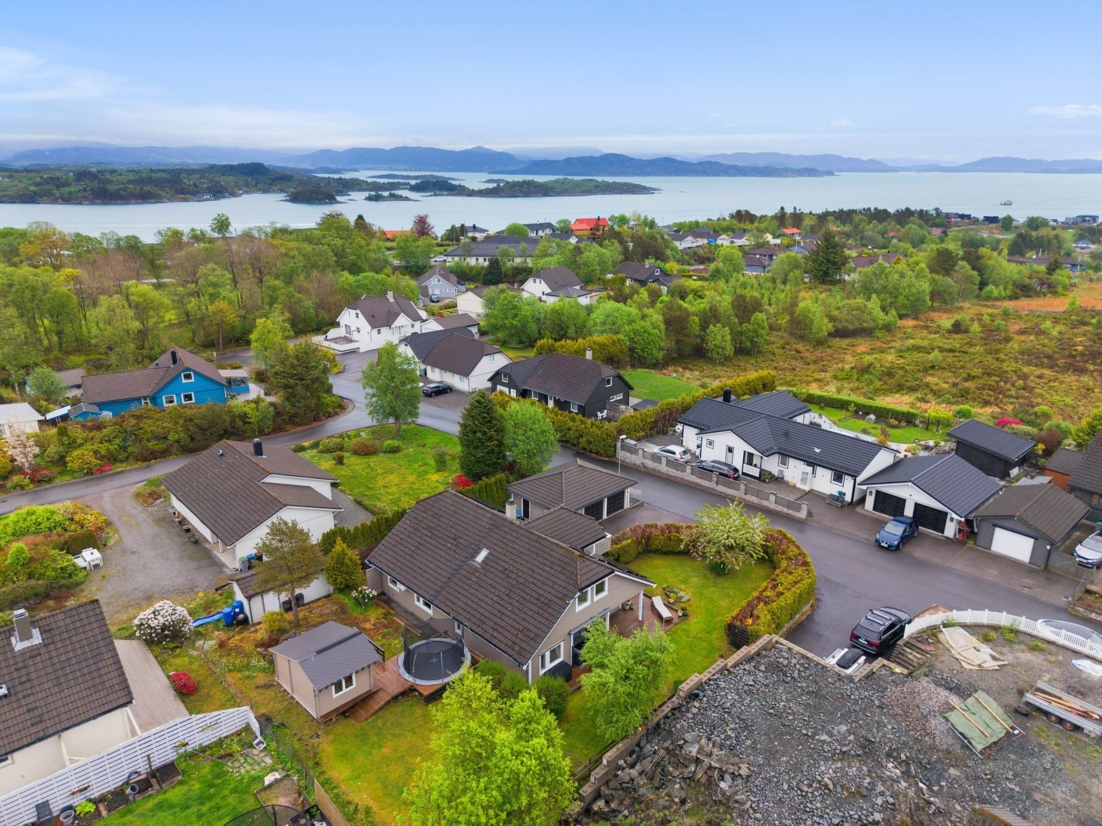 Innholdsrik enebolig med dobbelgarasje og et flott, solrikt uteområde med terrasse og hage. Eiendommen ligger i et særdeles attraktivt og barnevennlig område. Galleribilde