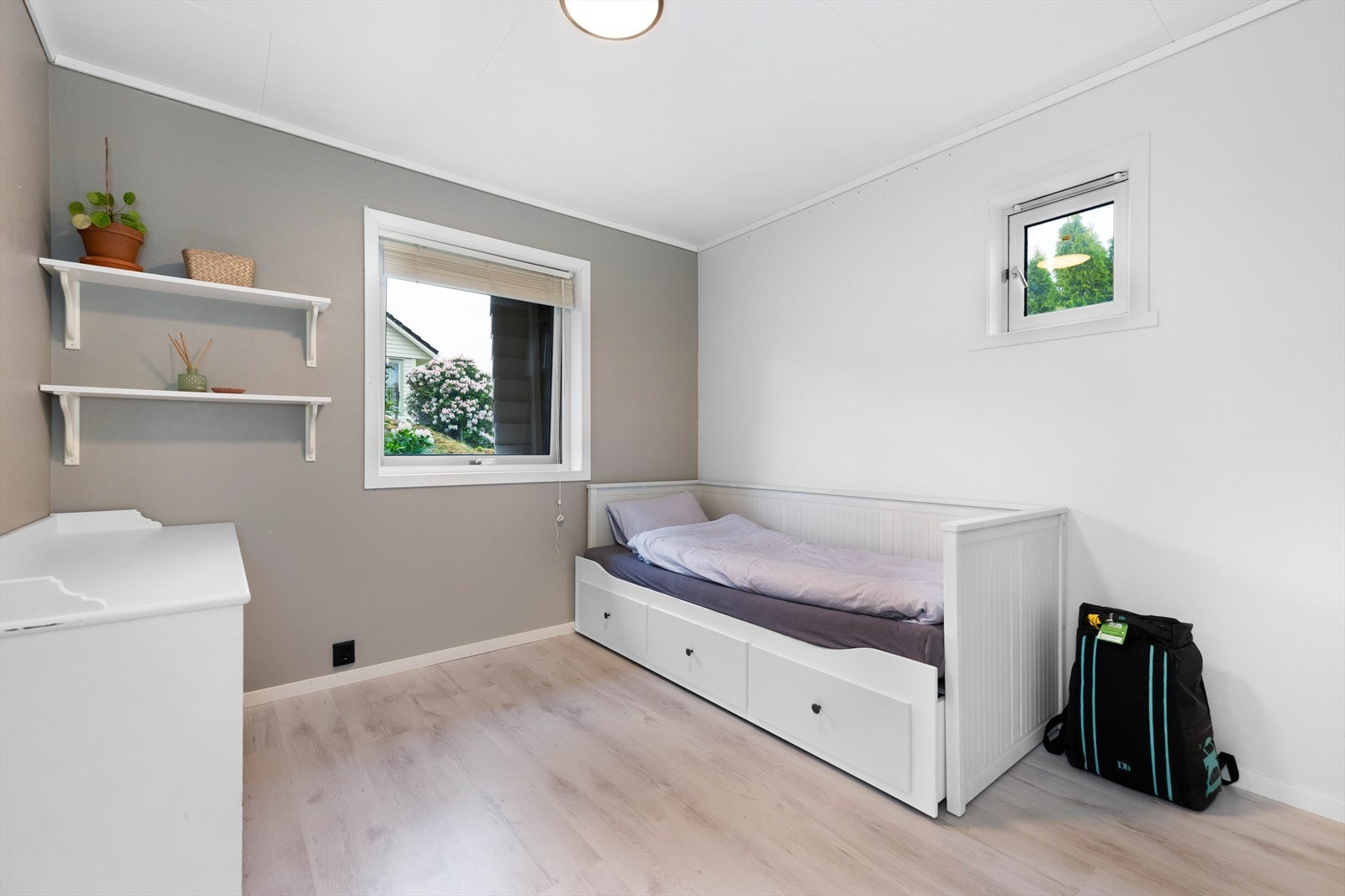 Lyst og stort soverom med god plass til seng, pult og annet etter eget ønske og behov. Galleribilde