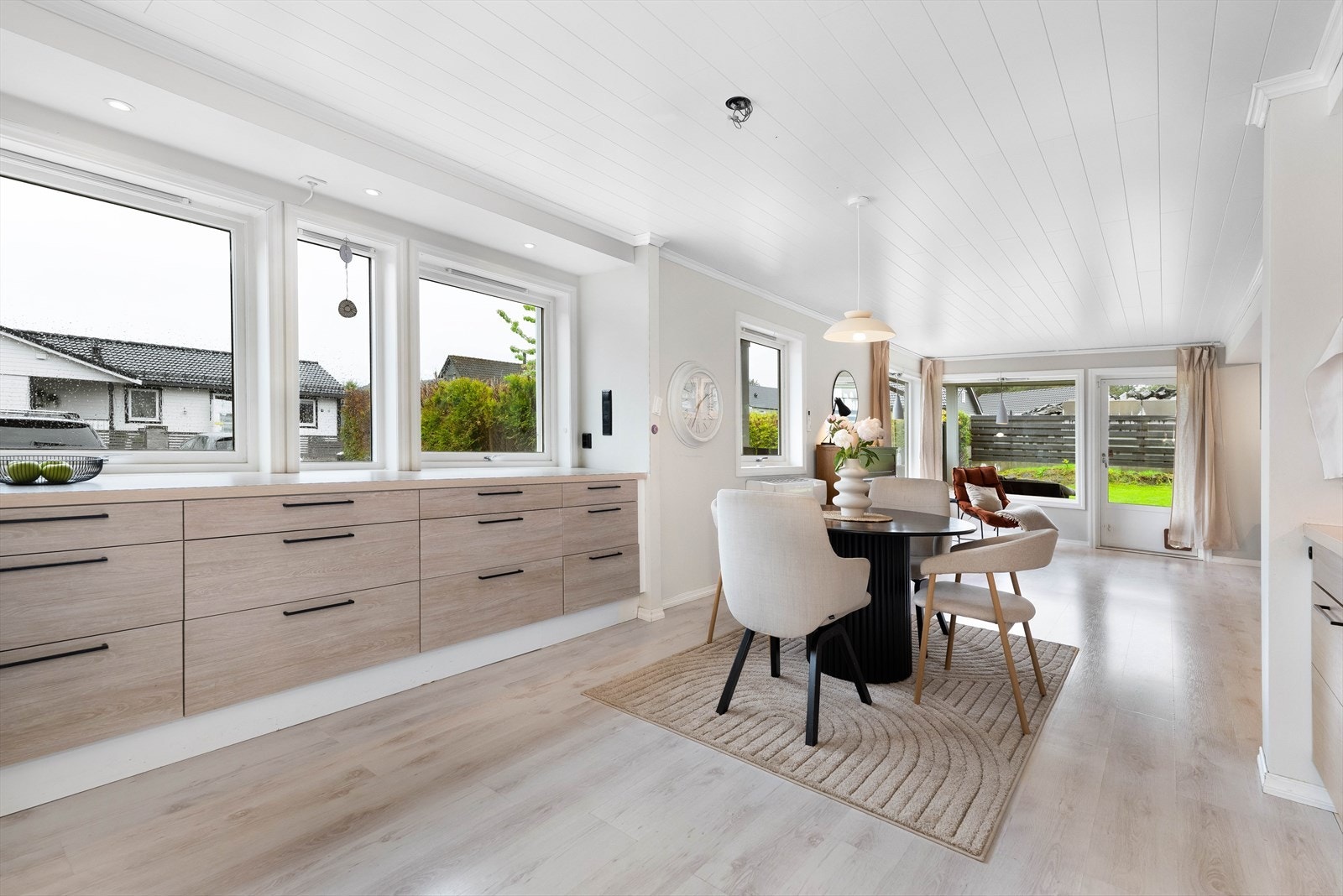 Godt med naturlig lysinnslipp fra vinduer, samt belysning fra downlights. Galleribilde