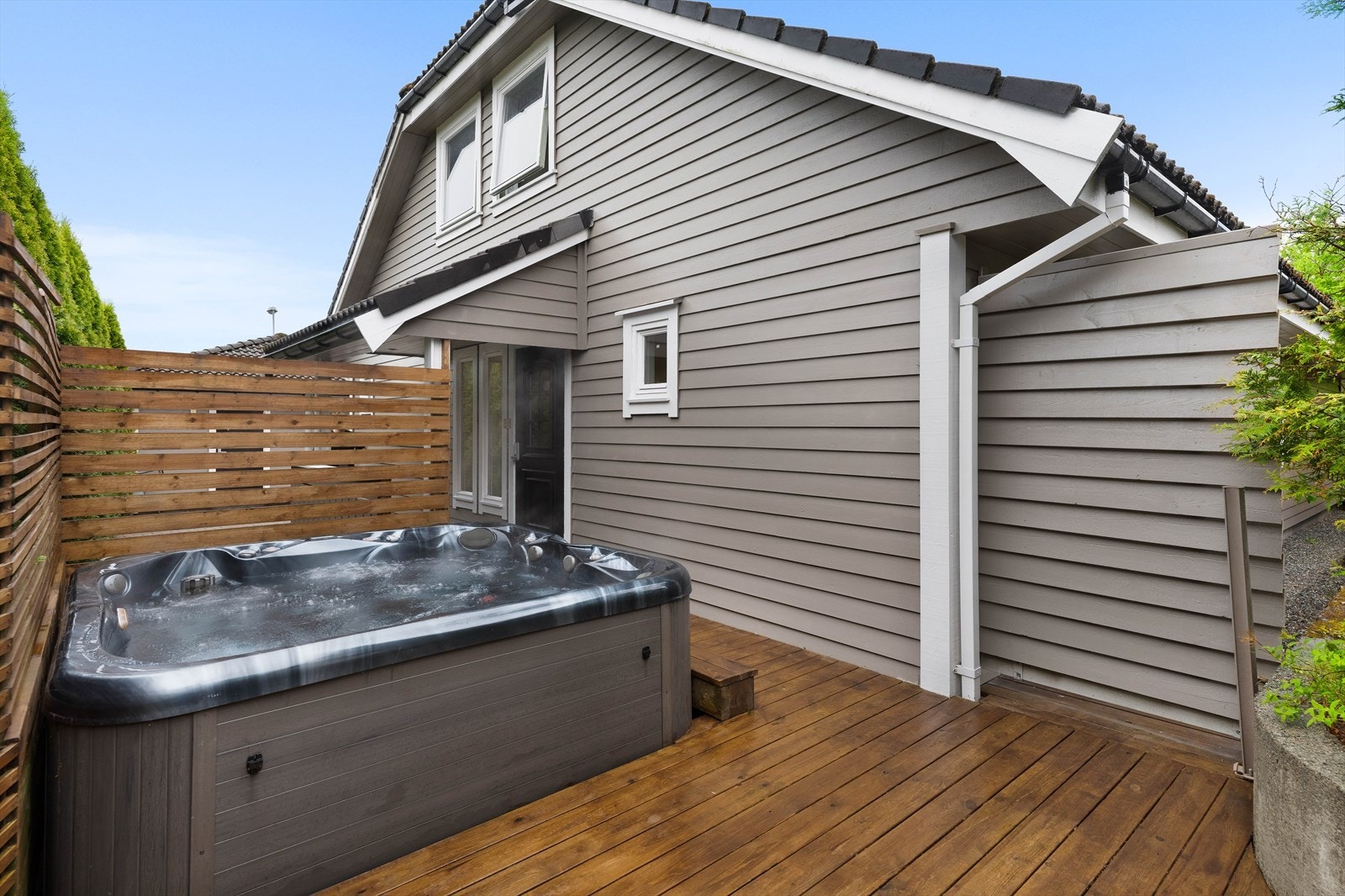 Jacuzzi medfølger salget. Galleribilde