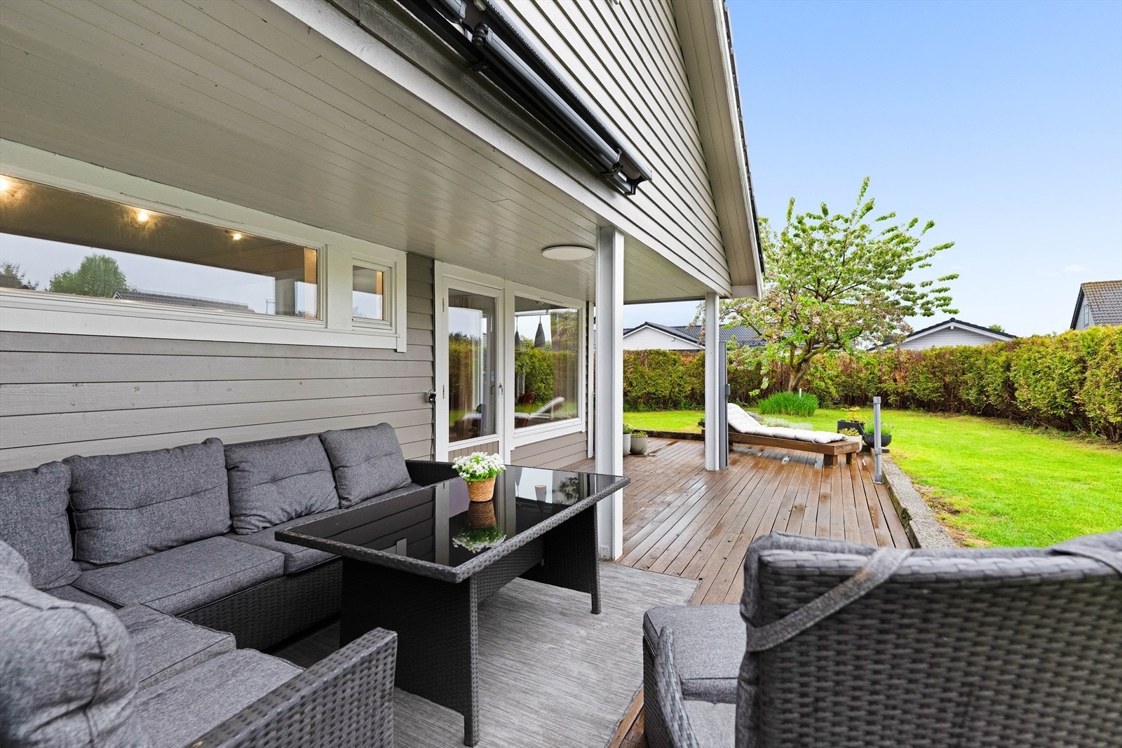 Delvis overbygget terrasse og skjermet uteområde. Galleribilde