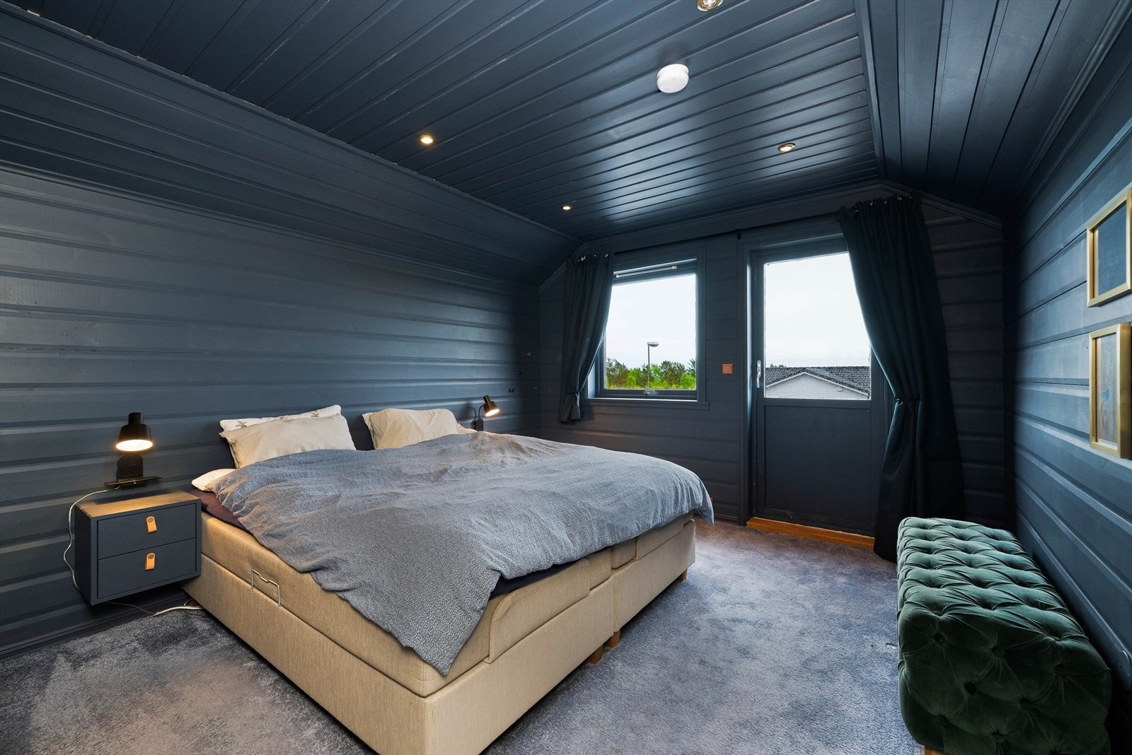 Stort rom med plass til dobbeltseng og nattbord på hver side. Her er det utgang til balkong. Galleribilde