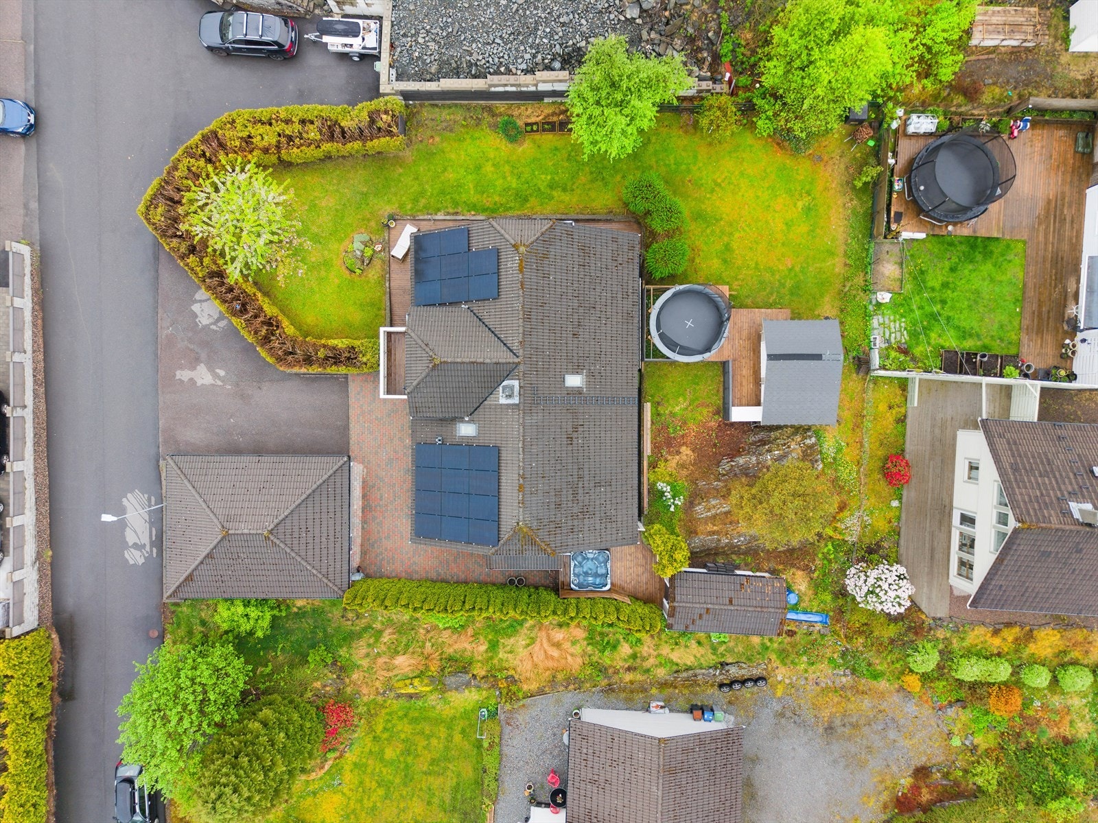 Tomten er pent opparbeidet med både asfalt, belegningsstein, terrasser og hage Galleribilde